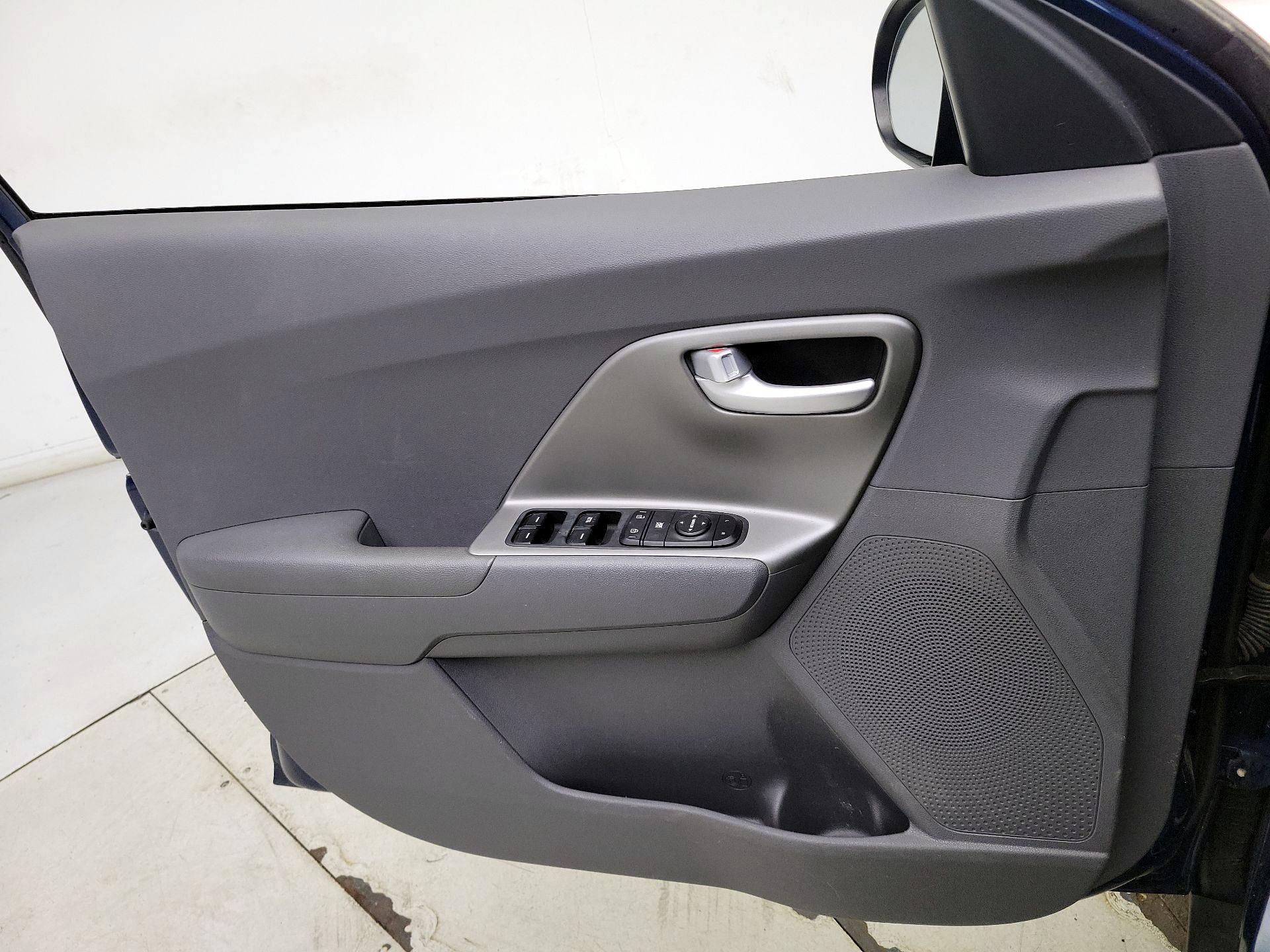 Thumbnail: 2020 Kia Niro - 12