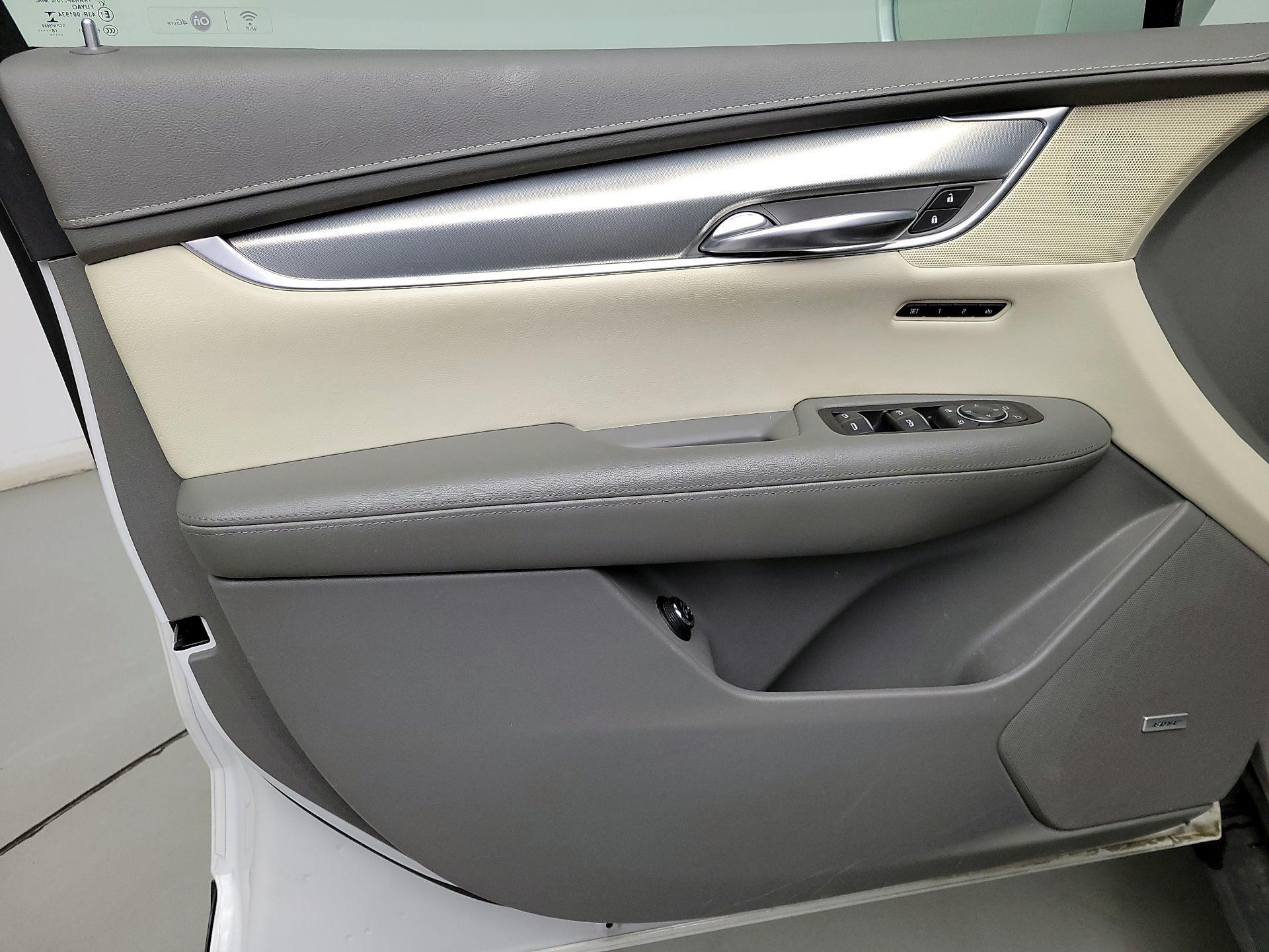 Thumbnail: 2017 Cadillac XT5 - 12