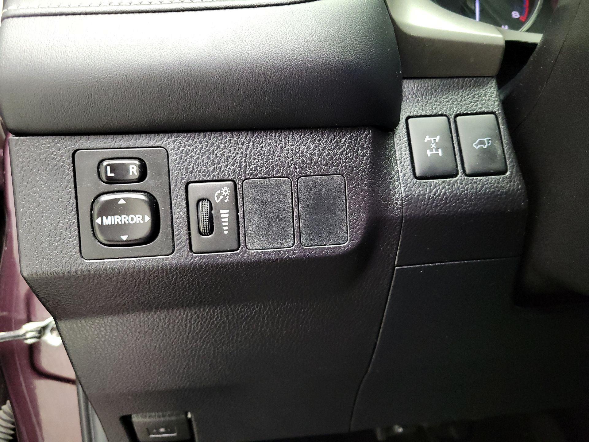 Thumbnail: 2016 Toyota RAV4 - 13