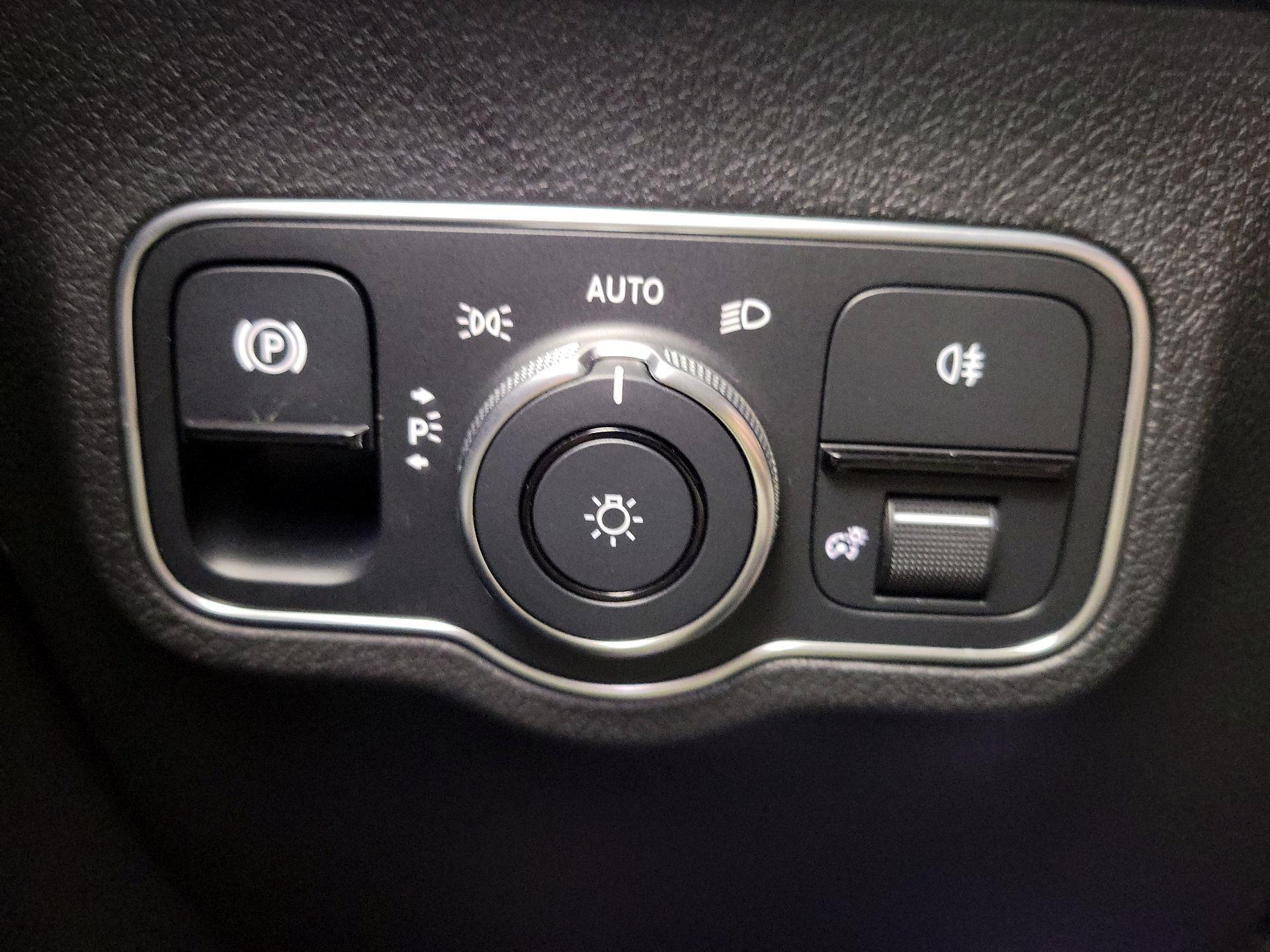 Thumbnail: 2023 Mercedes-Benz GLB - 13