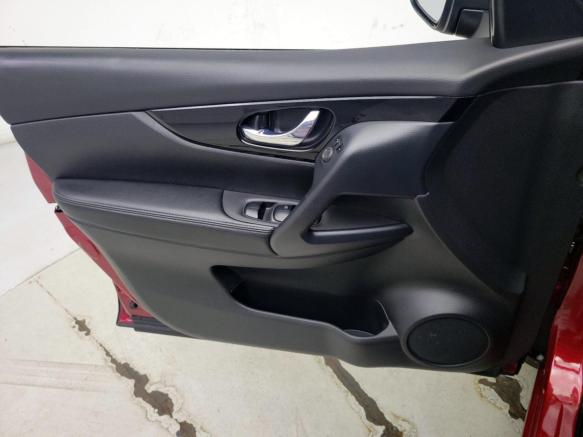 Thumbnail: 2022 Nissan Rogue Sport - 12