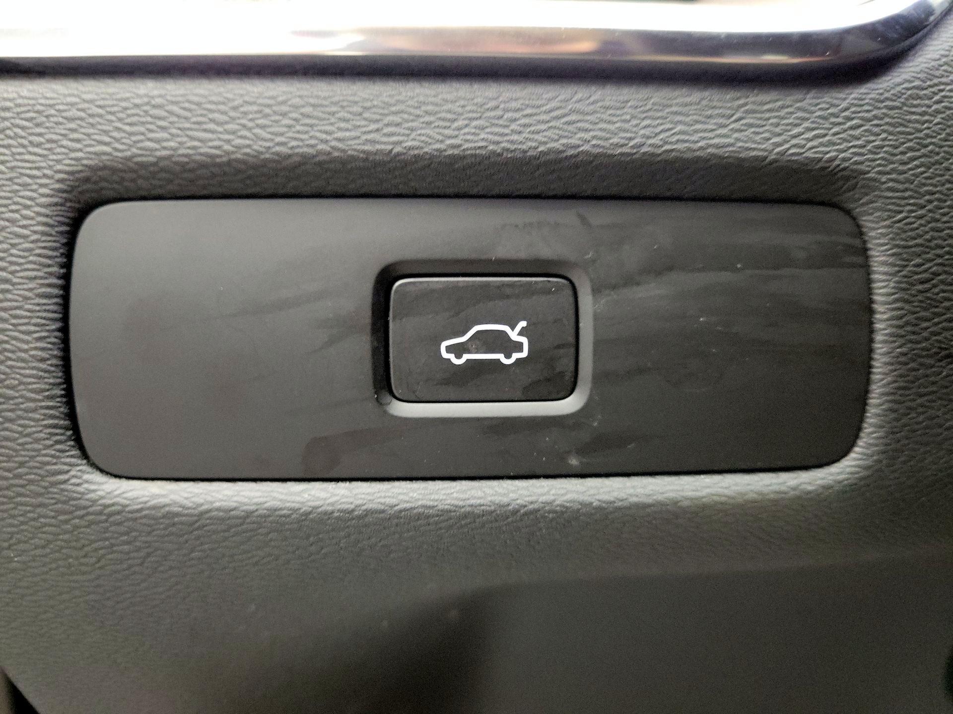 Thumbnail: 2023 Volvo XC60 - 11