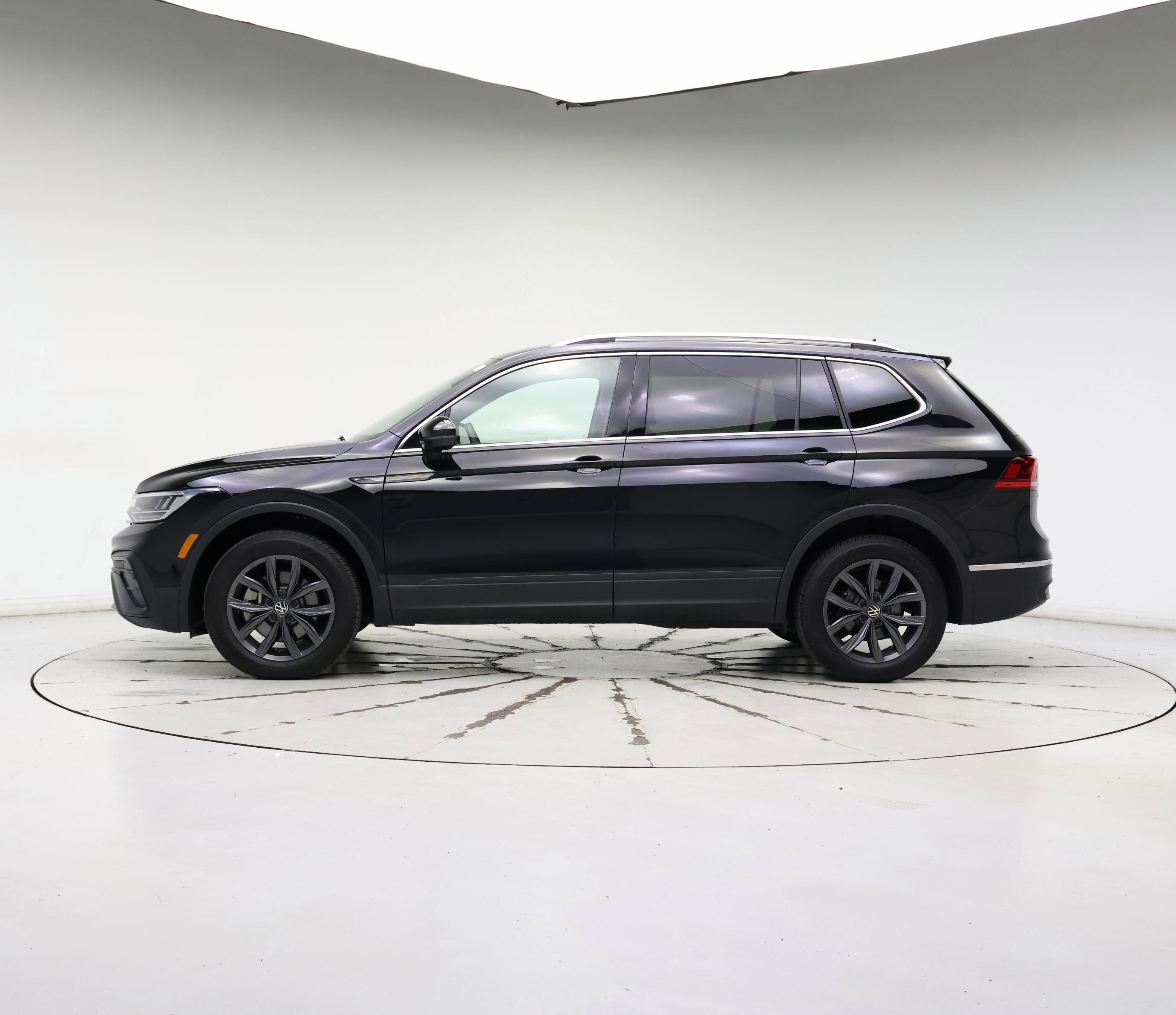 Thumbnail: 2023 Volkswagen Tiguan - 3