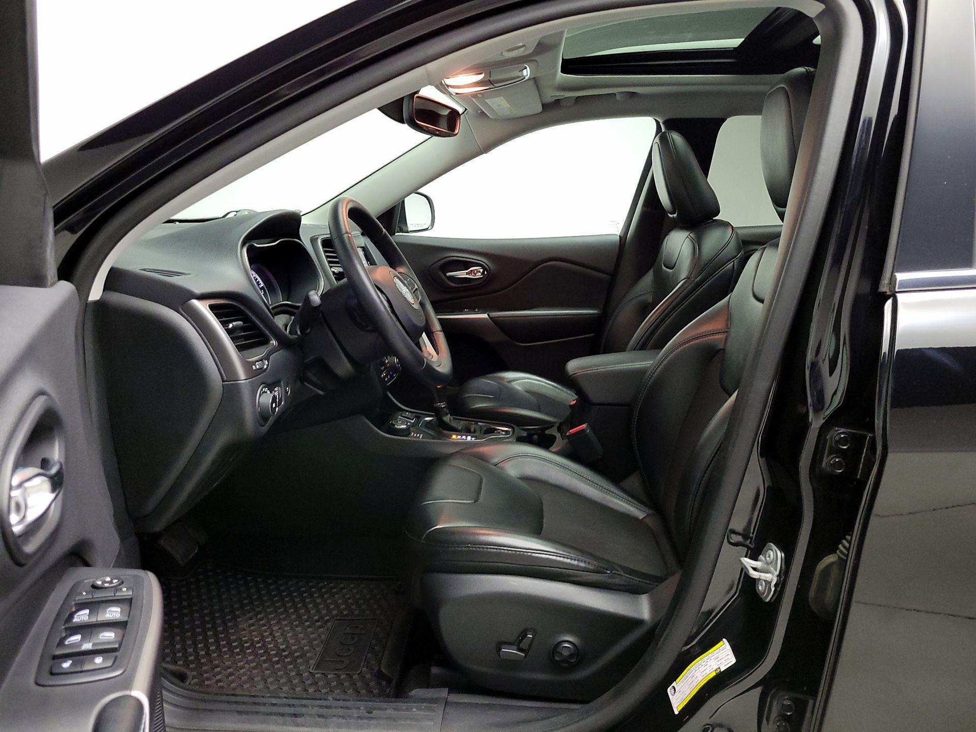 Thumbnail: 2019 Jeep Cherokee - 11