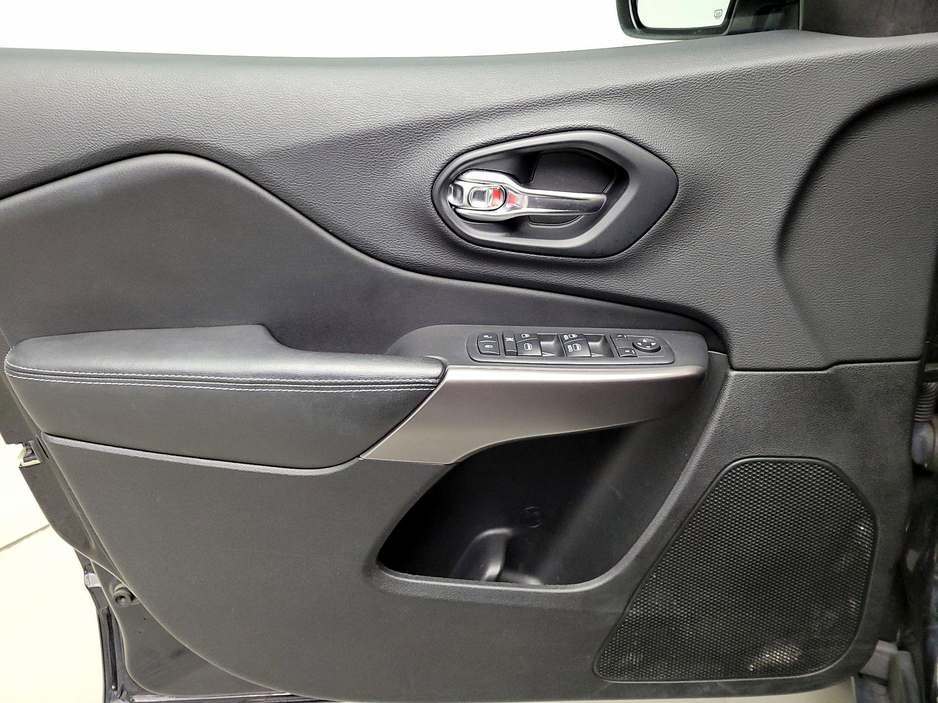 Thumbnail: 2019 Jeep Cherokee - 12