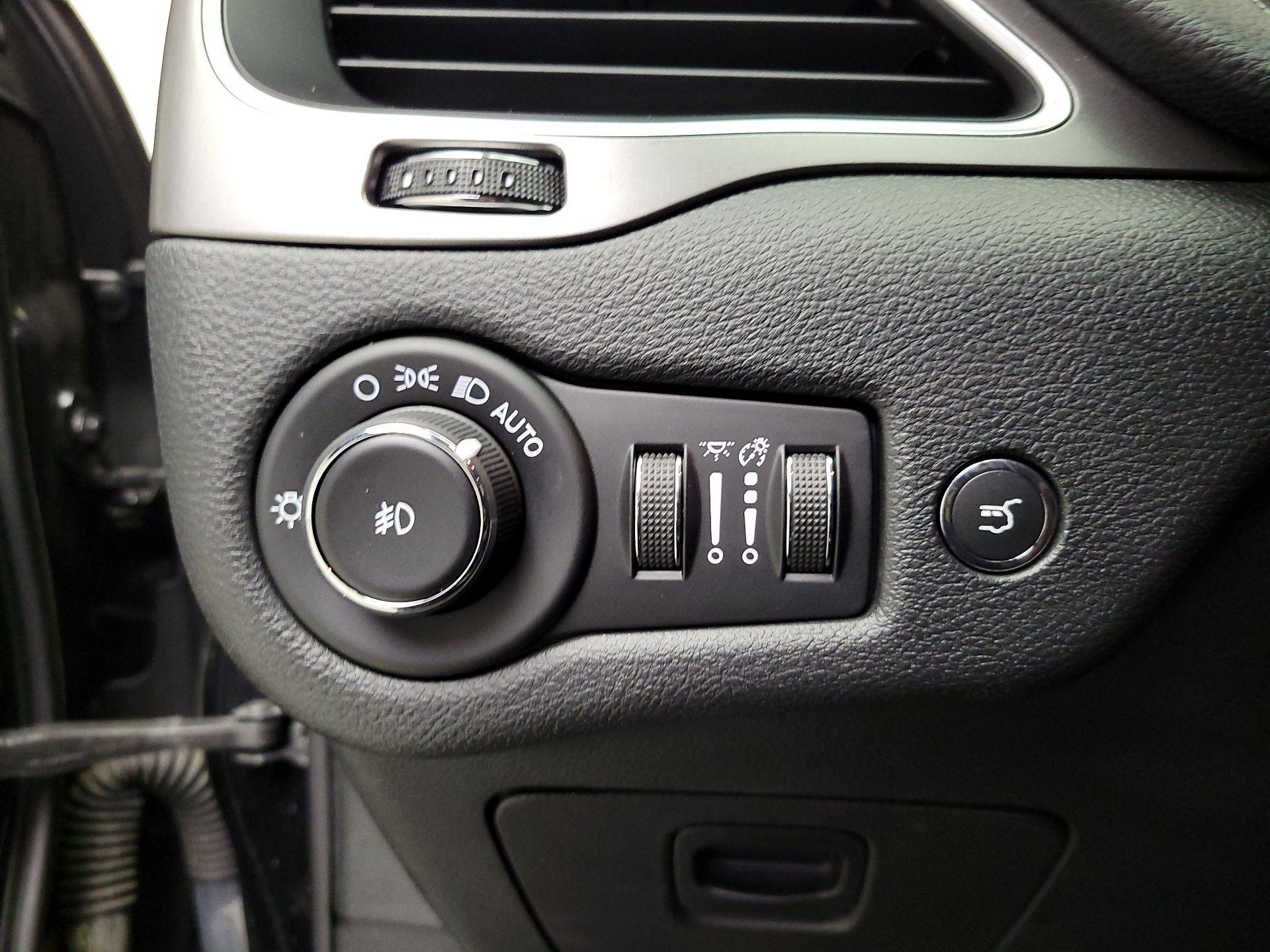 Thumbnail: 2019 Jeep Cherokee - 13