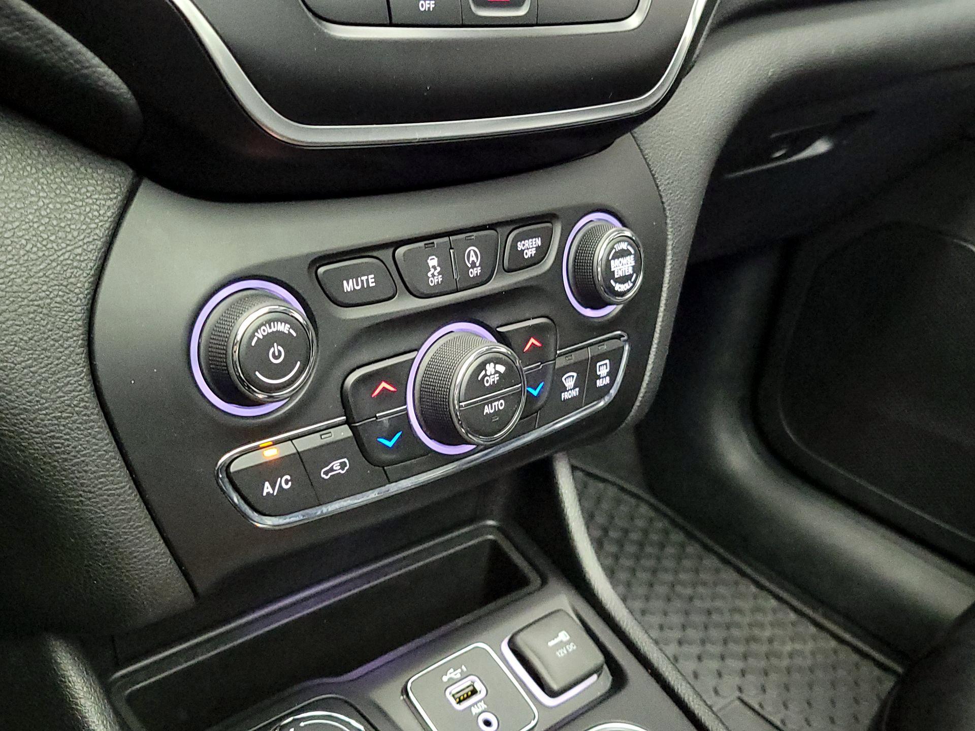 Thumbnail: 2019 Jeep Cherokee - 16