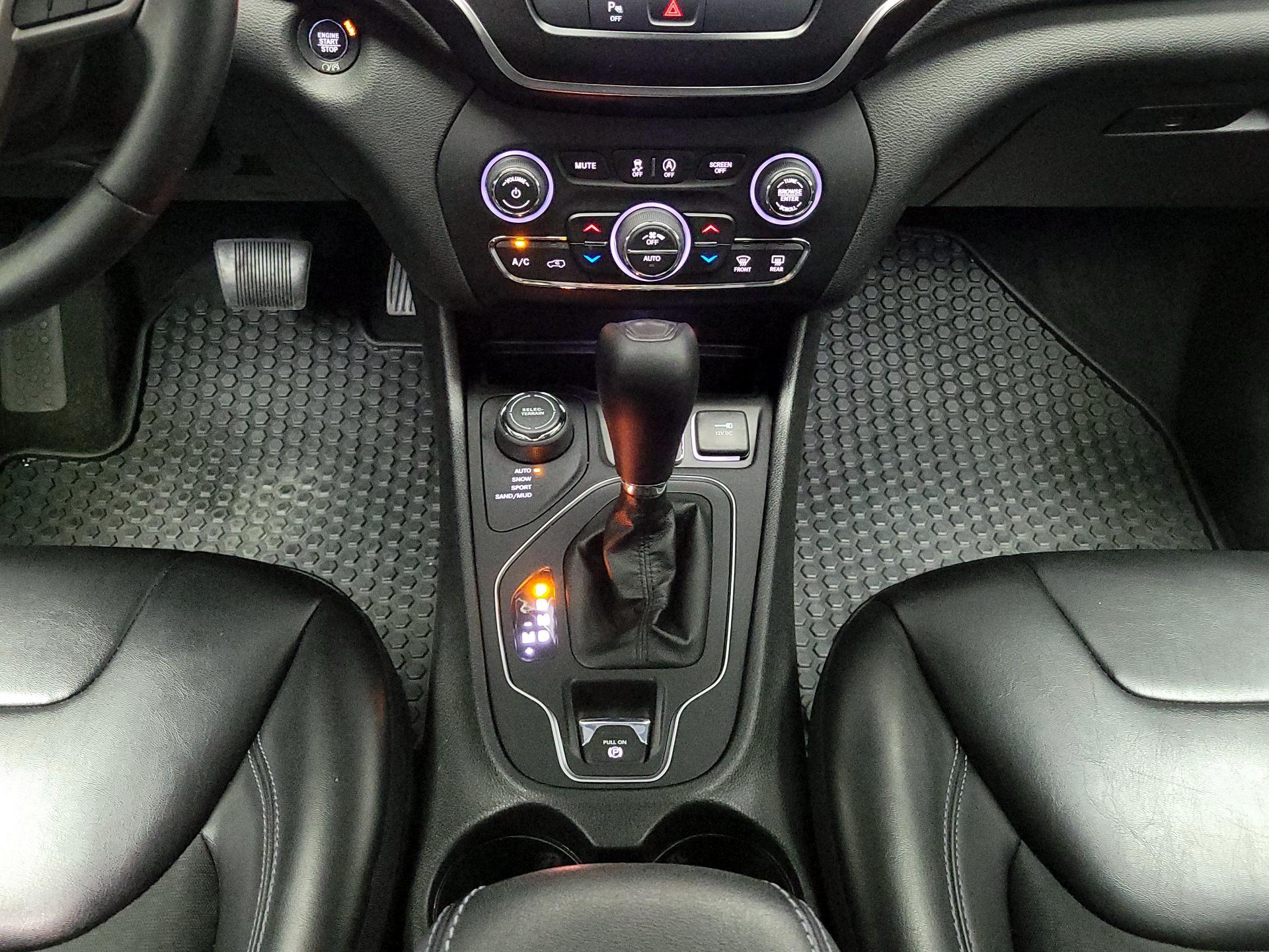 Thumbnail: 2019 Jeep Cherokee - 17