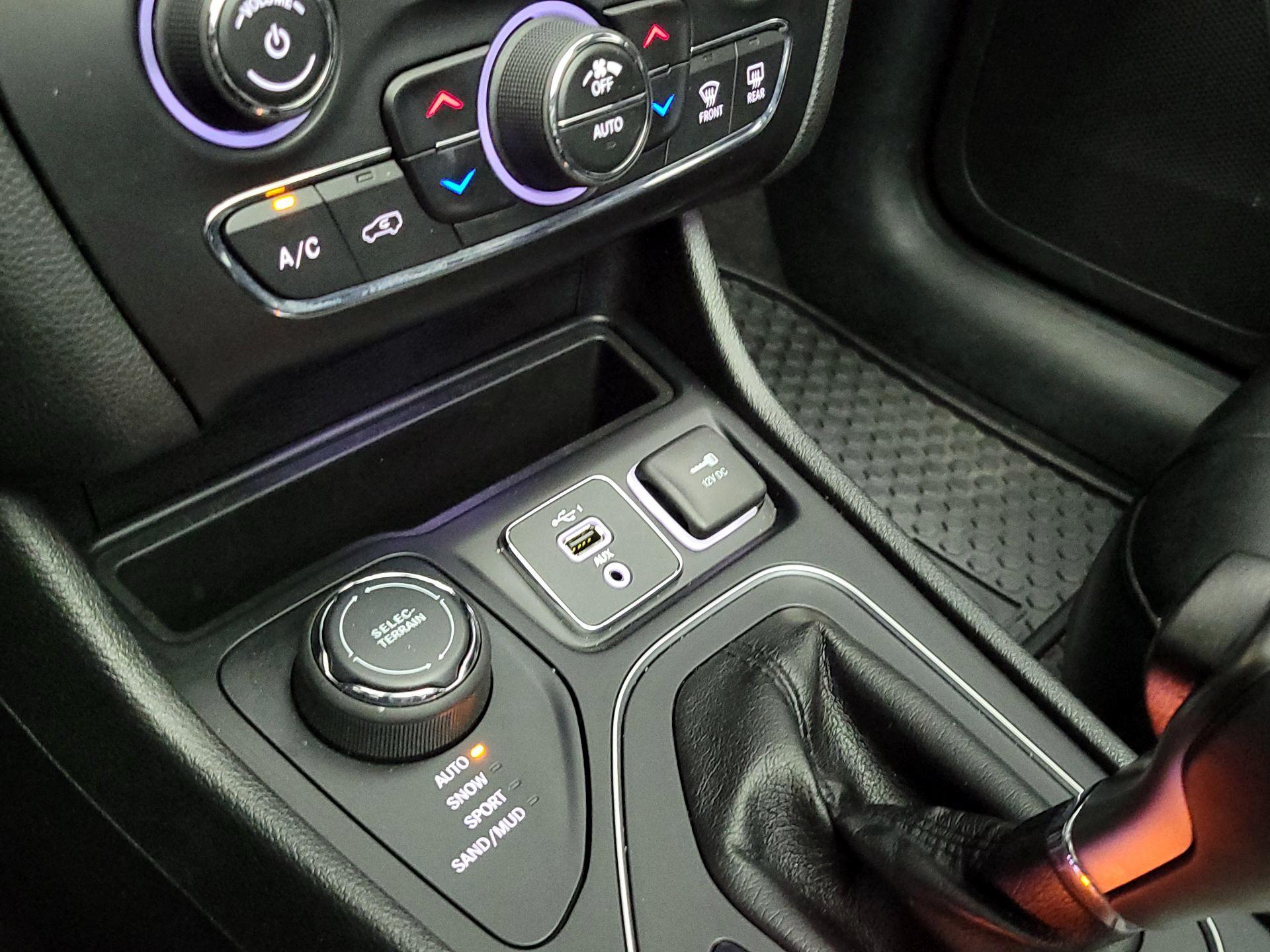 Thumbnail: 2019 Jeep Cherokee - 18