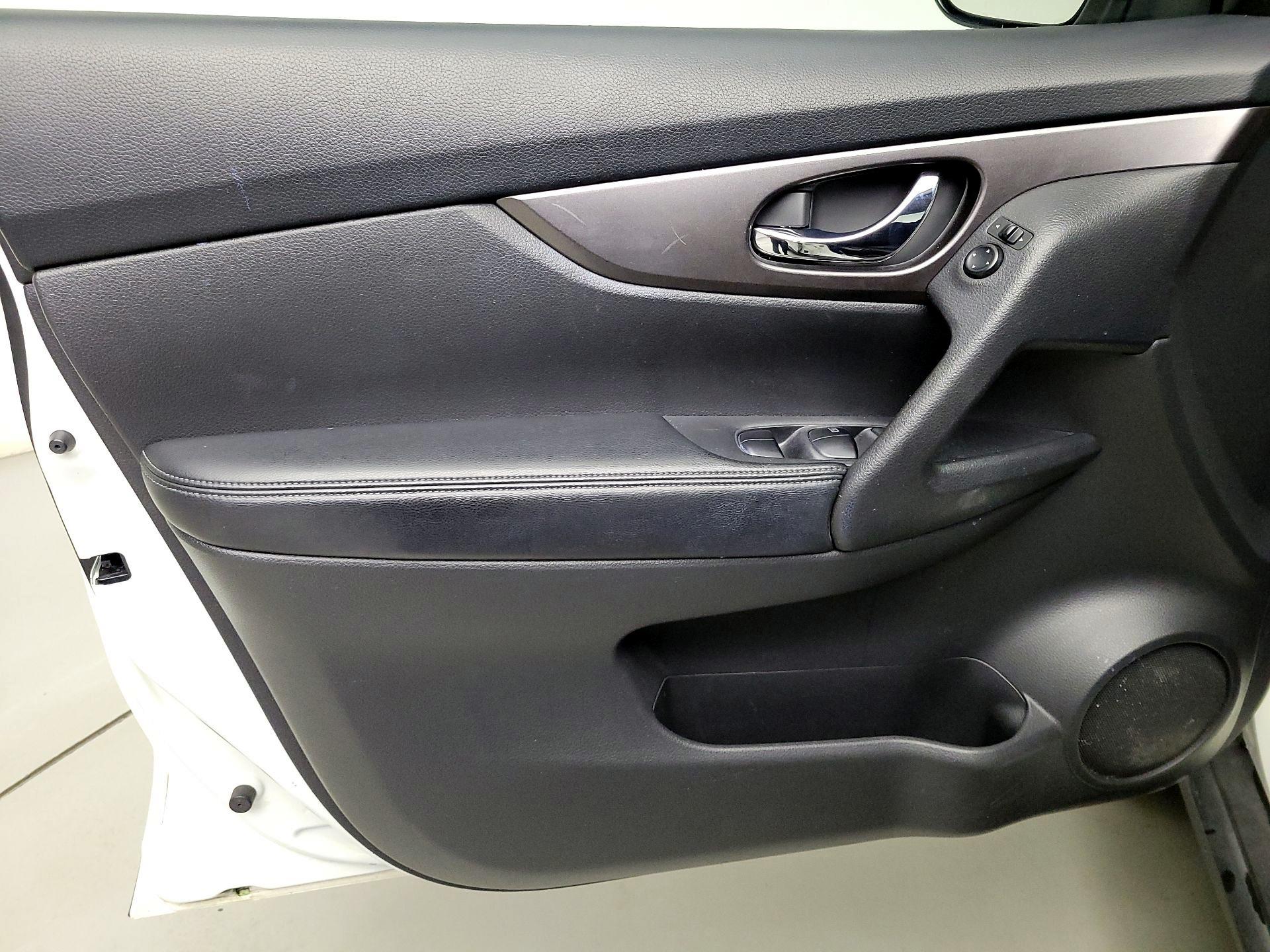 Thumbnail: 2015 Nissan Rogue - 12