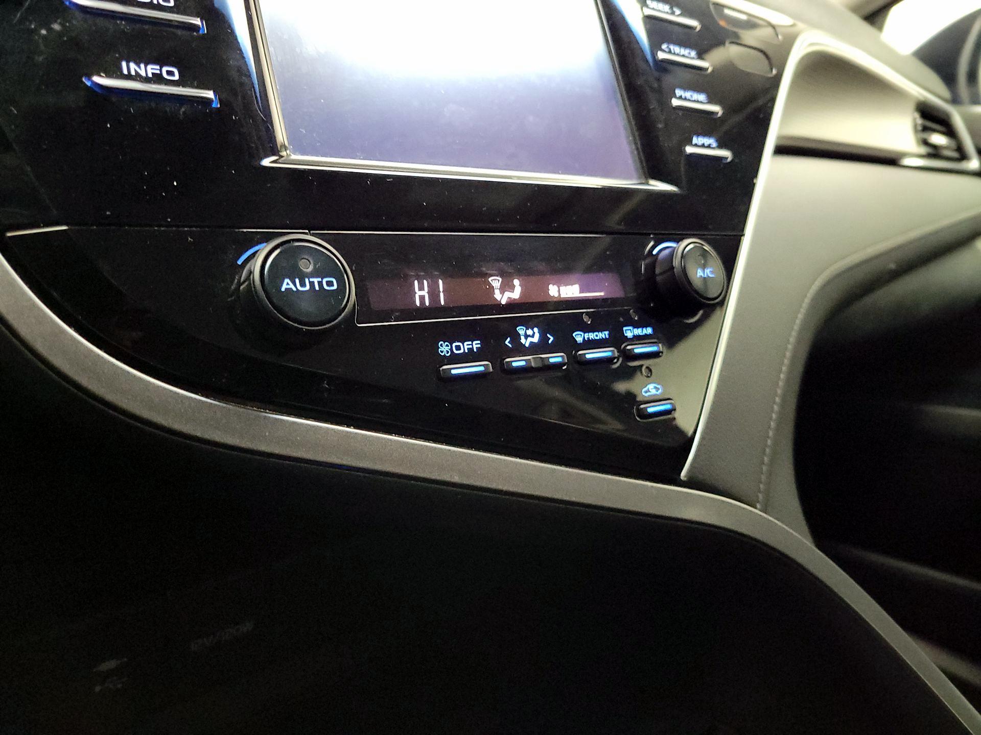 Thumbnail: 2018 Toyota Camry - 16