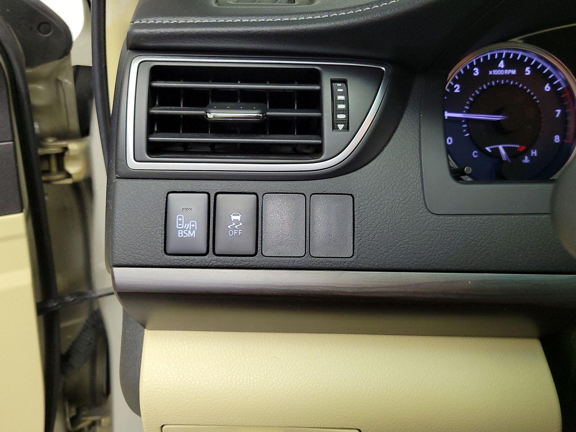 Thumbnail: 2015 Toyota Camry - 13