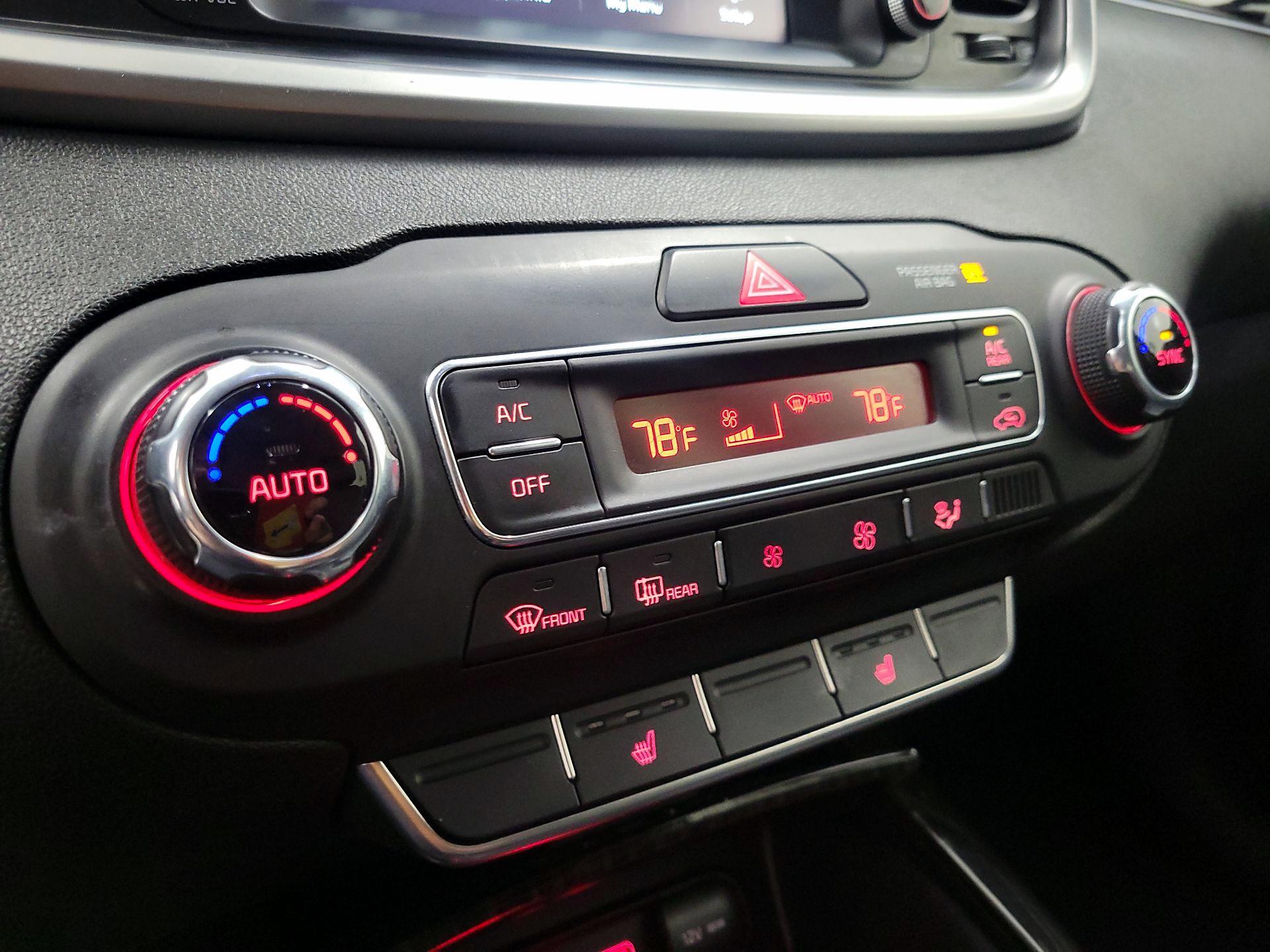 Thumbnail: 2020 Kia Sorento - 16