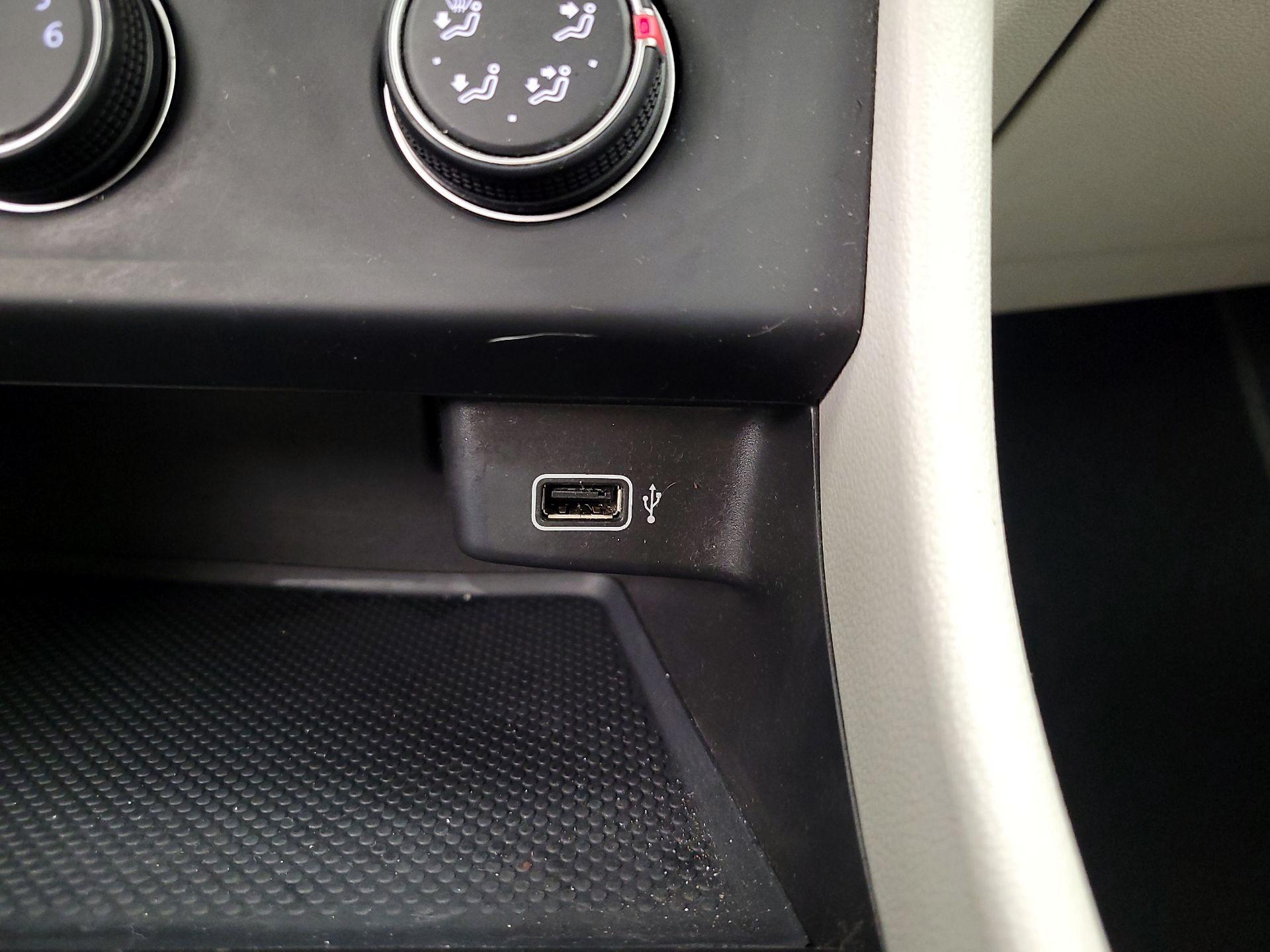 Thumbnail: 2019 Volkswagen Jetta - 18