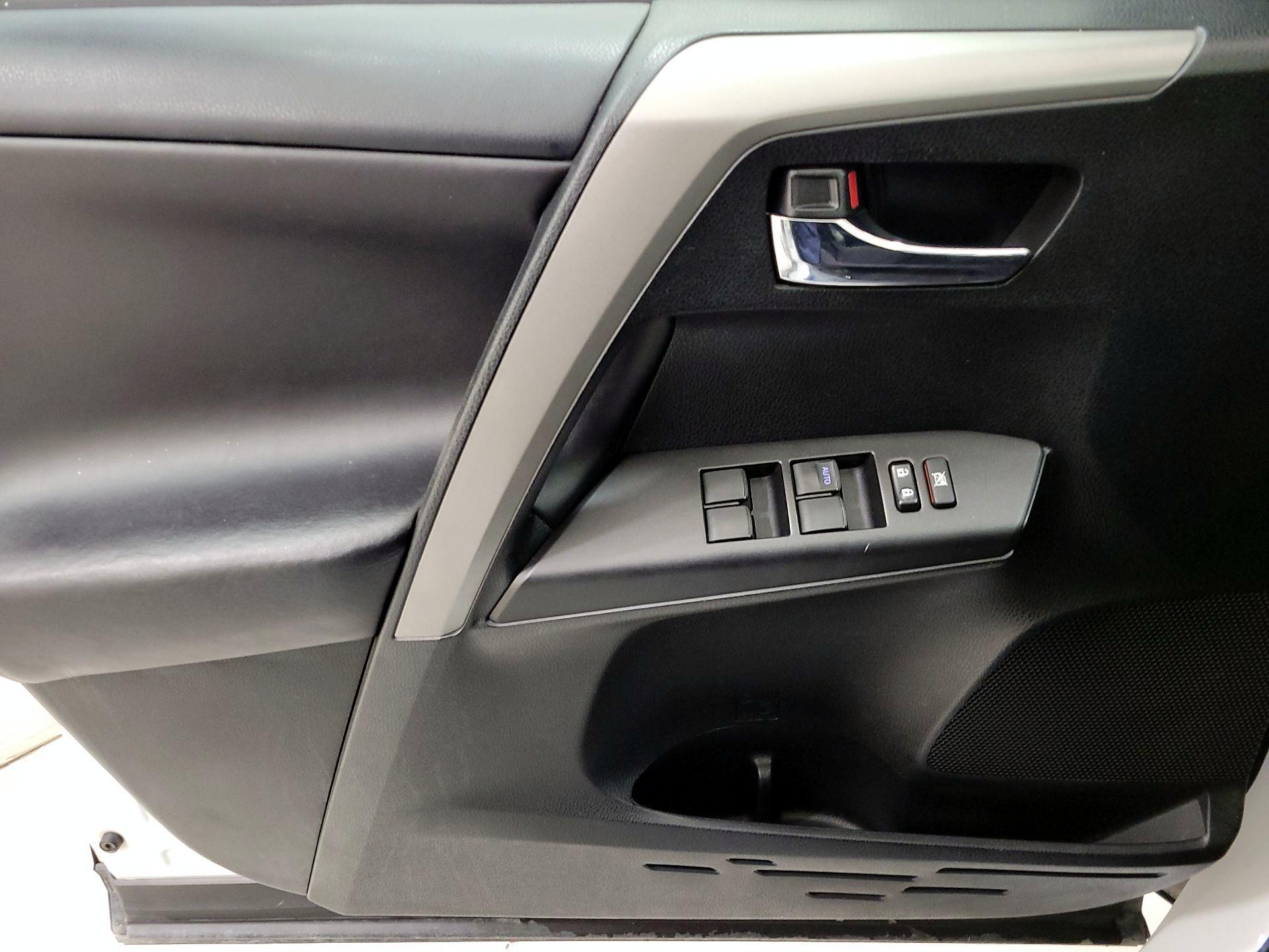 Thumbnail: 2018 Toyota RAV4 - 12