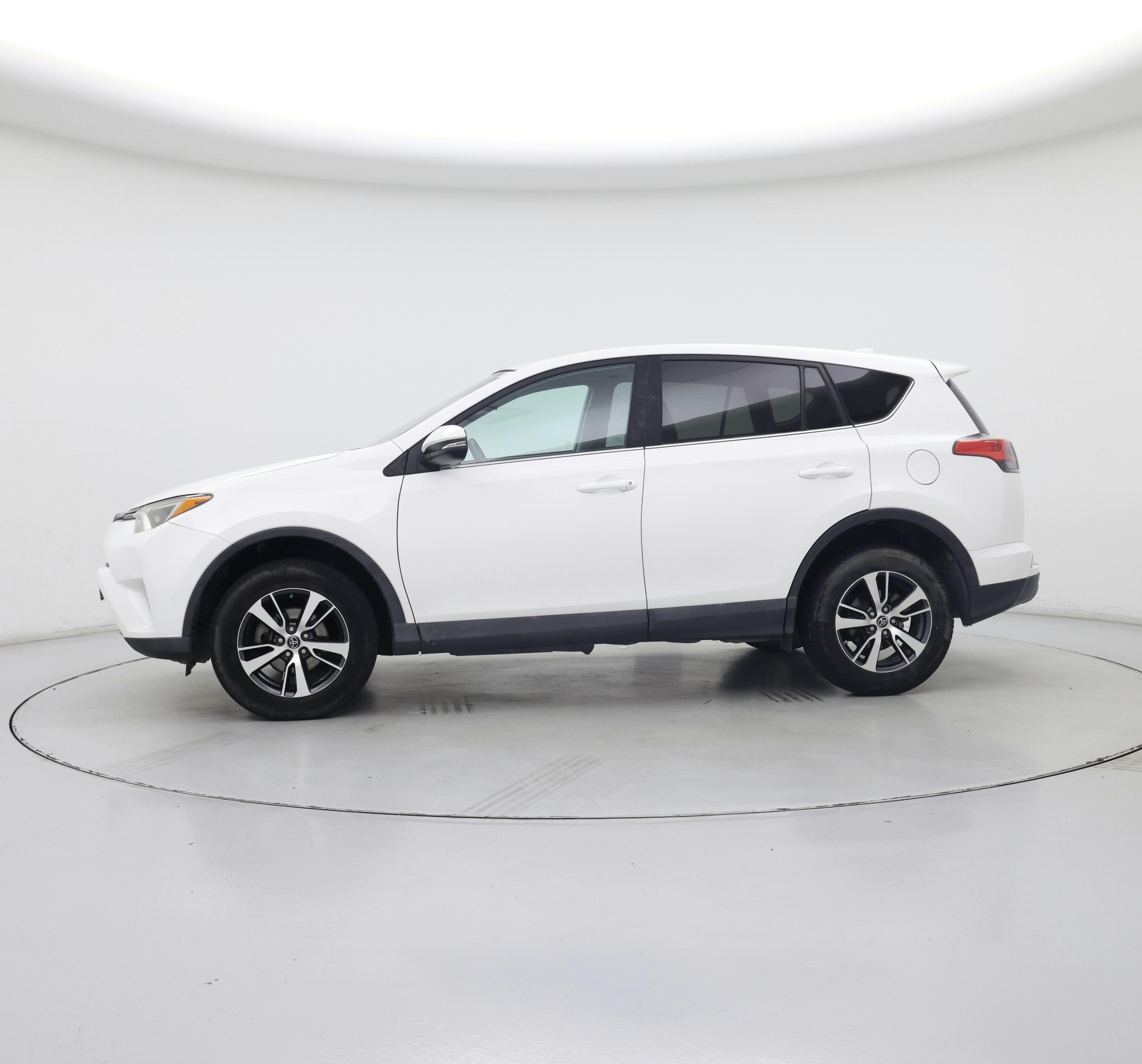 Thumbnail: 2018 Toyota RAV4 - 3