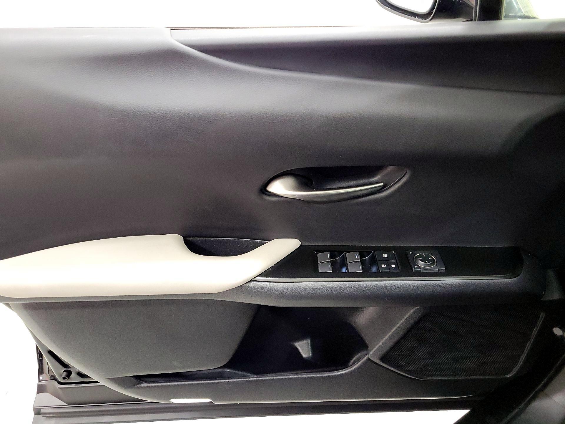 Thumbnail: 2021 Lexus UX - 12
