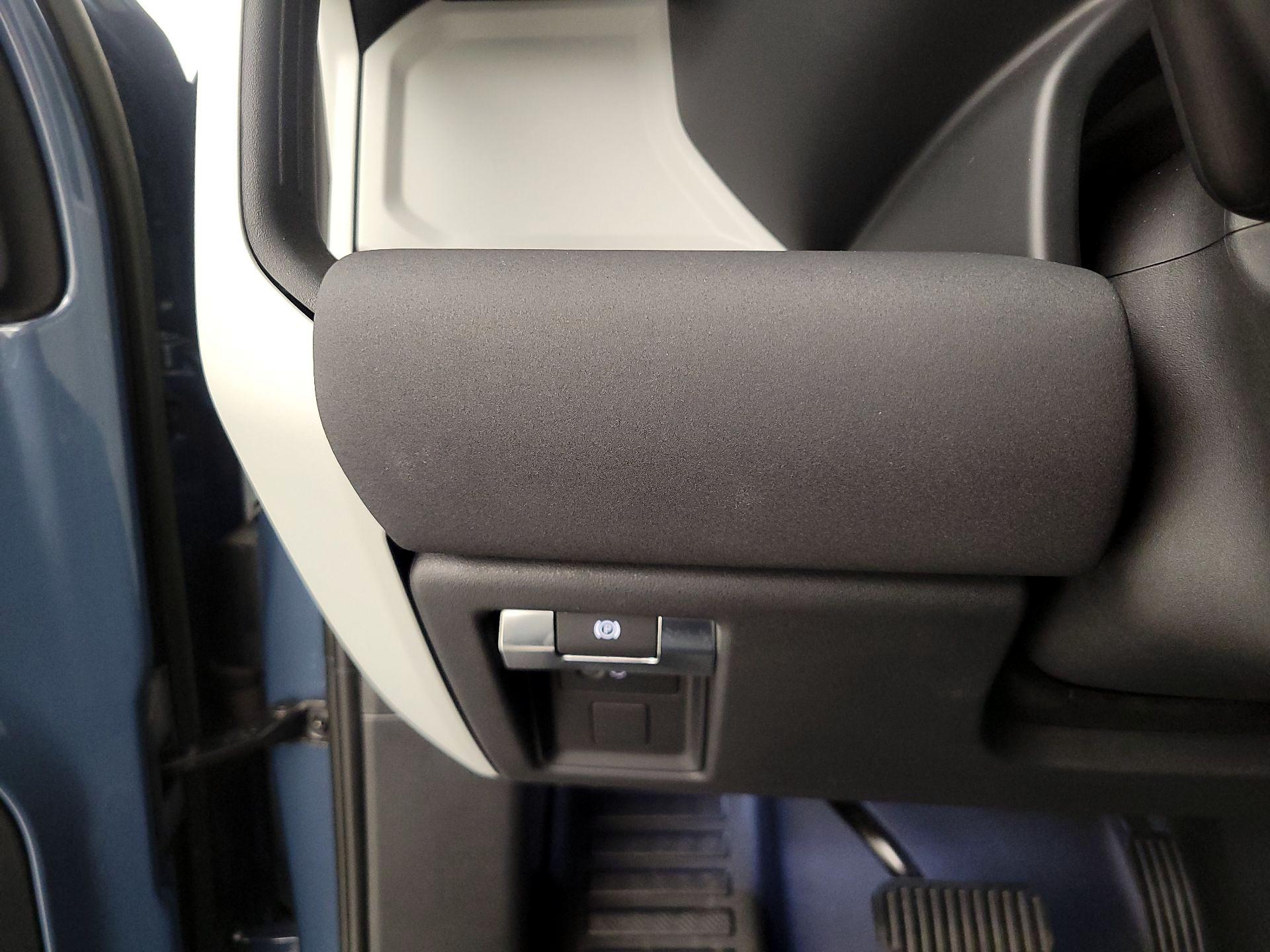 Thumbnail: 2023 Land Rover Defender - 13