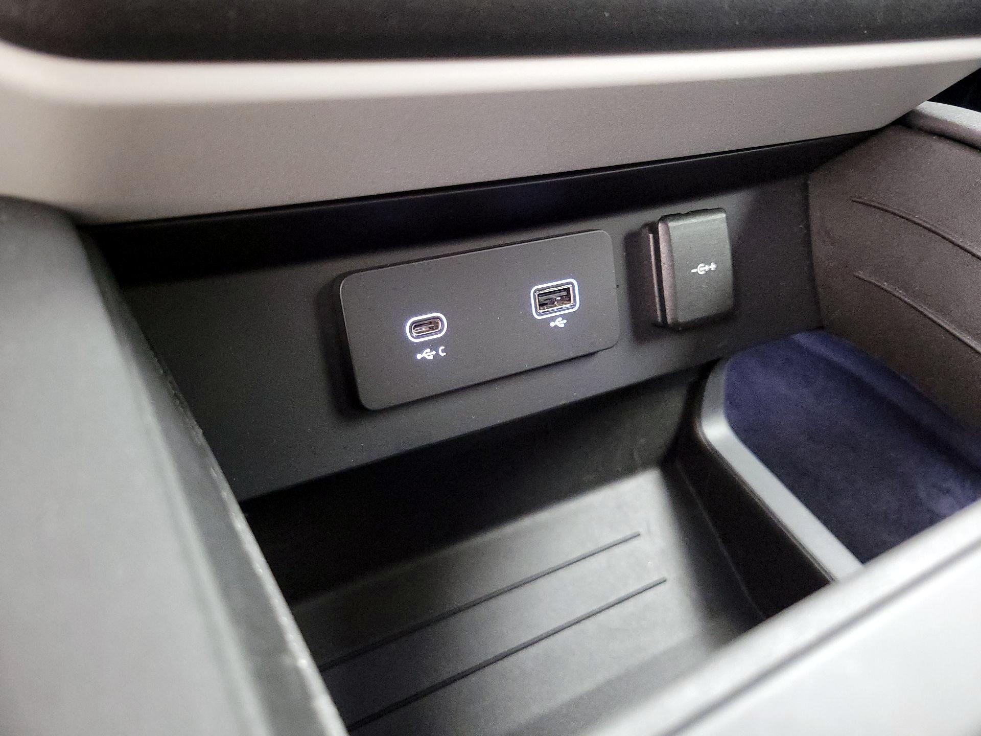 Thumbnail: 2023 Land Rover Defender - 19