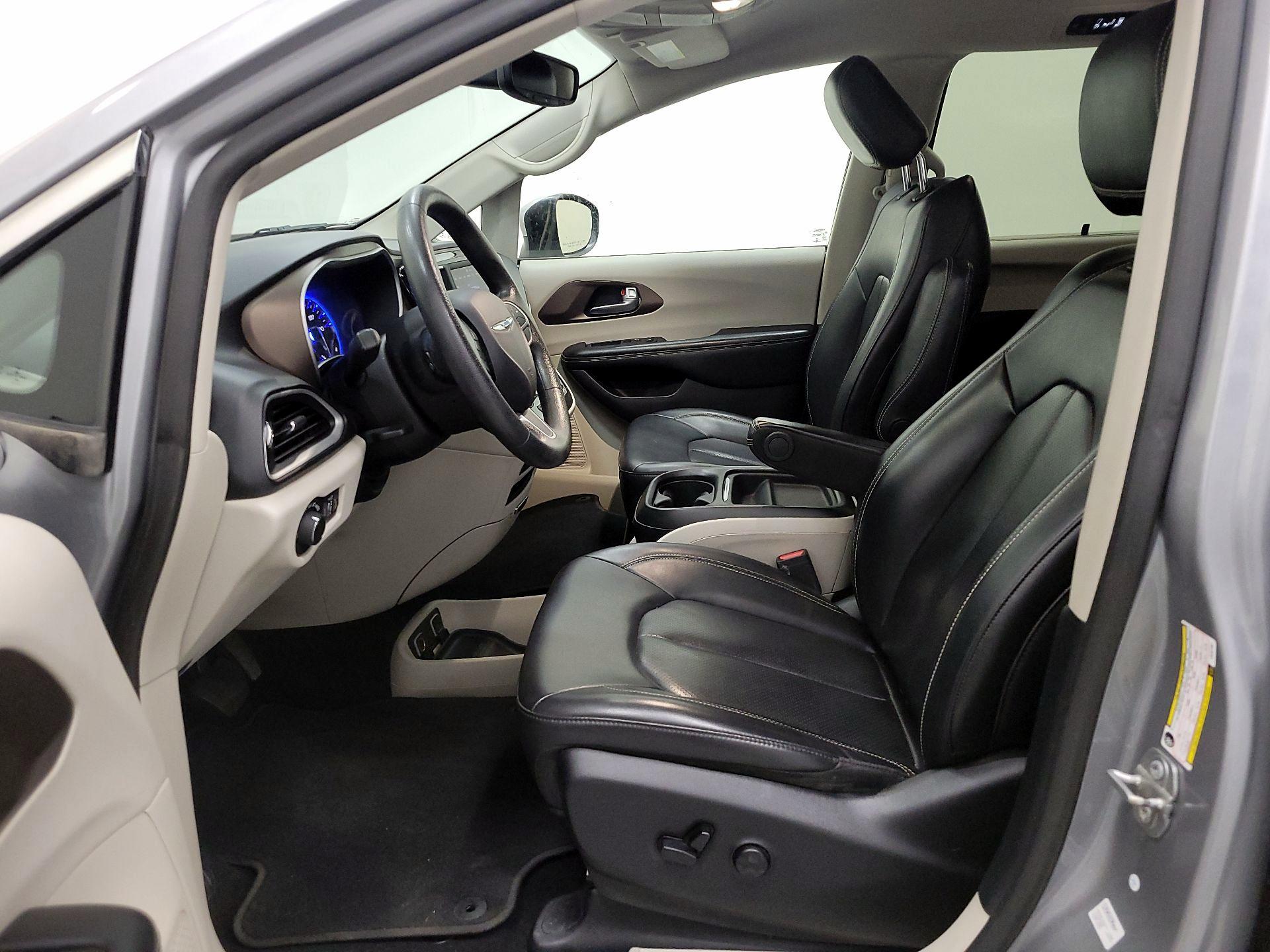 Thumbnail: 2020 Chrysler Voyager - 9