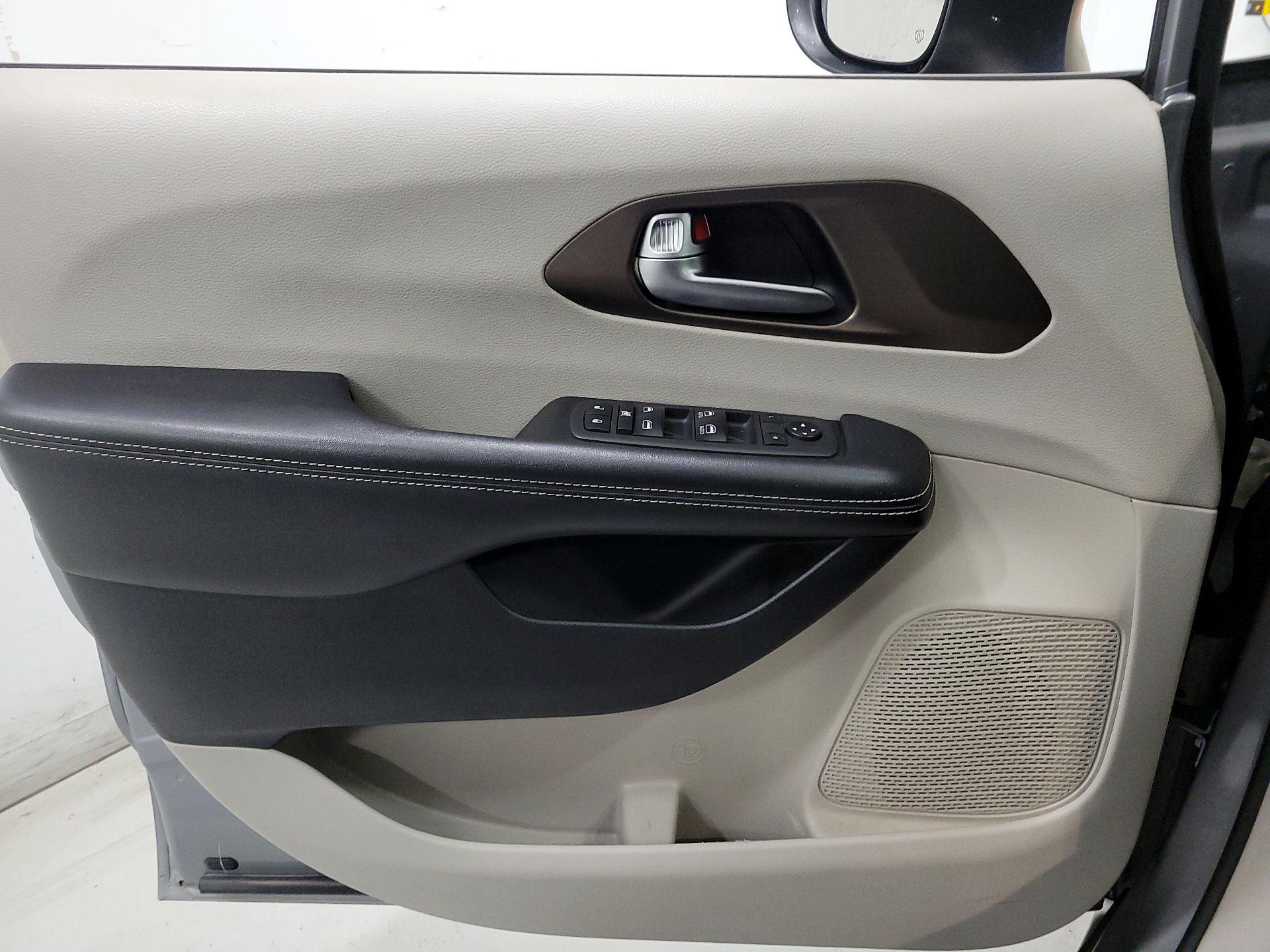 Thumbnail: 2020 Chrysler Voyager - 10