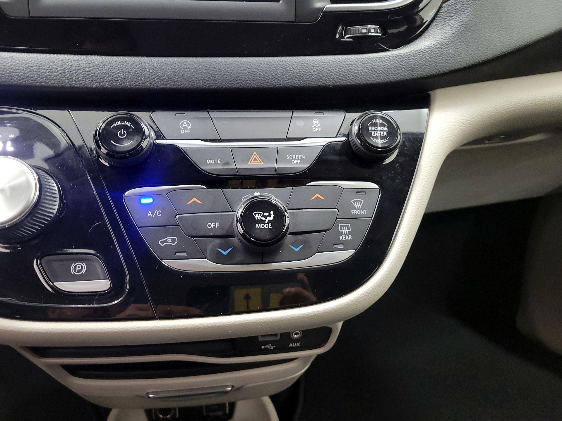Thumbnail: 2020 Chrysler Voyager - 14
