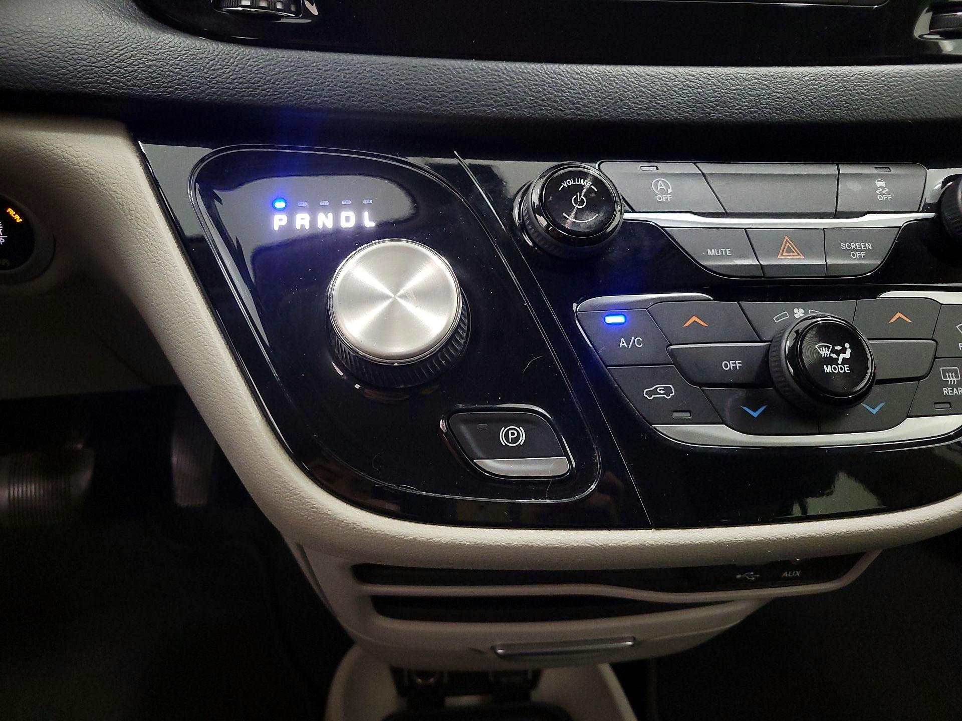Thumbnail: 2020 Chrysler Voyager - 15