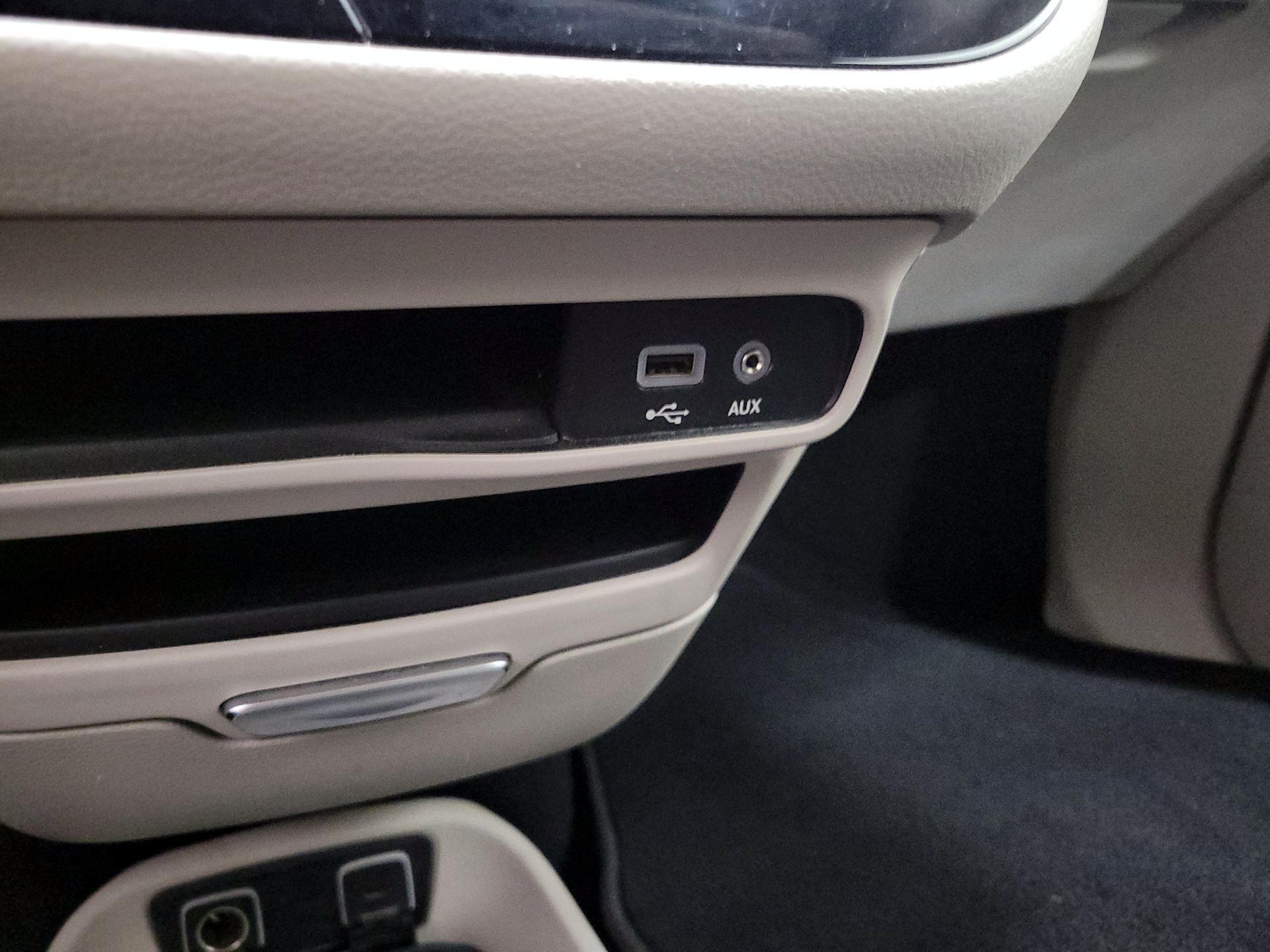 Thumbnail: 2020 Chrysler Voyager - 16