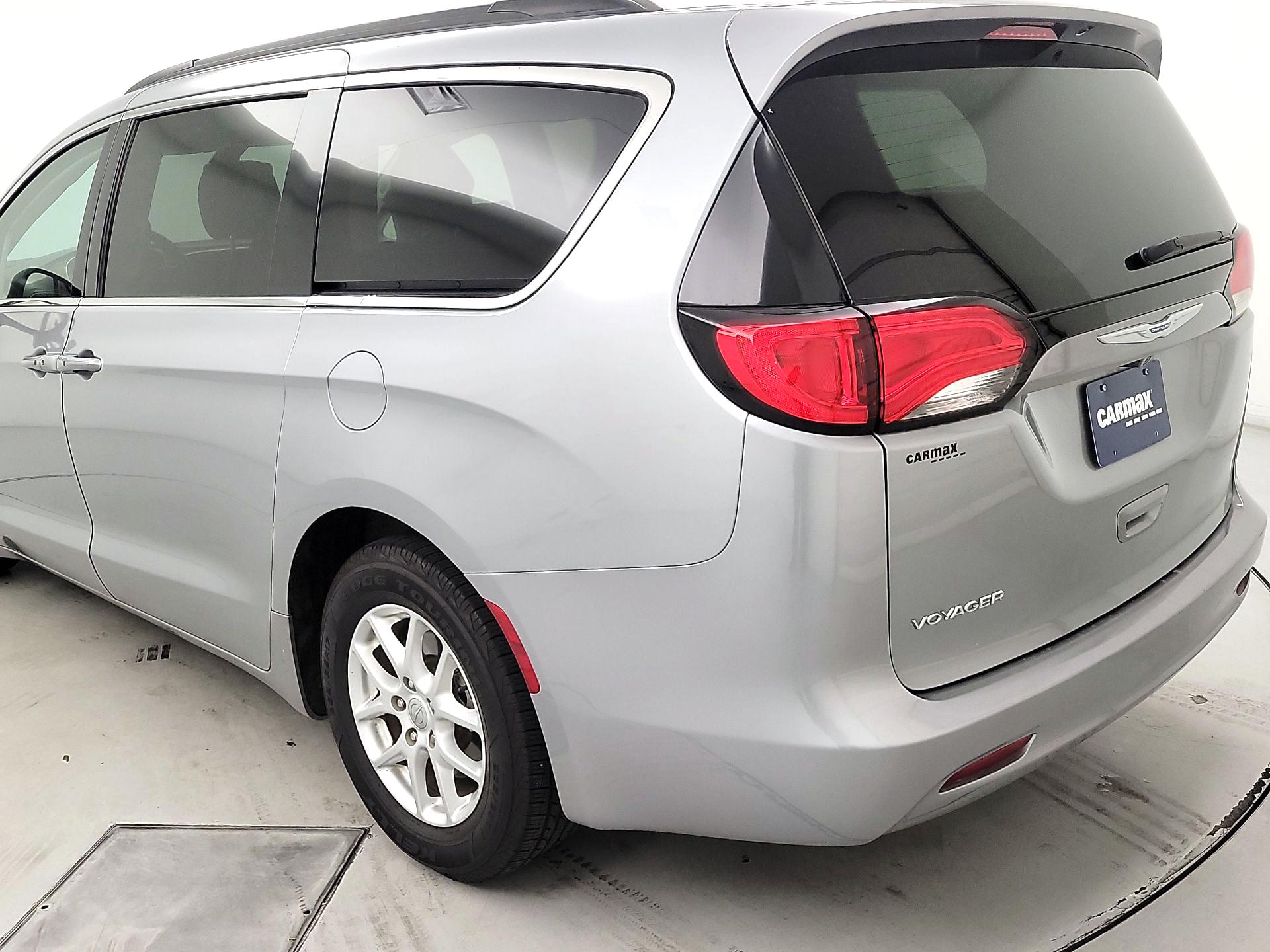 Thumbnail: 2020 Chrysler Voyager - 7