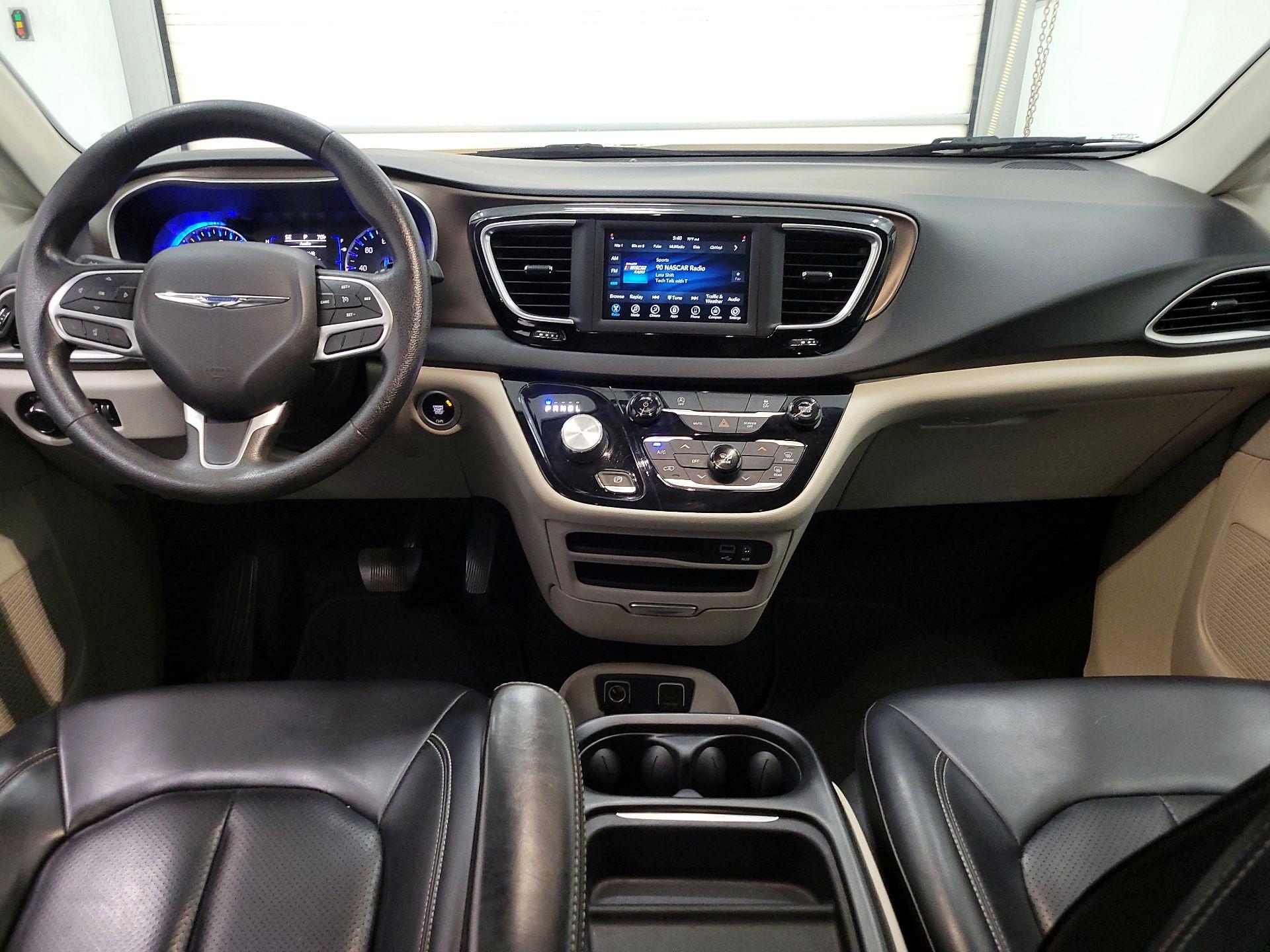 Thumbnail: 2020 Chrysler Voyager - 8