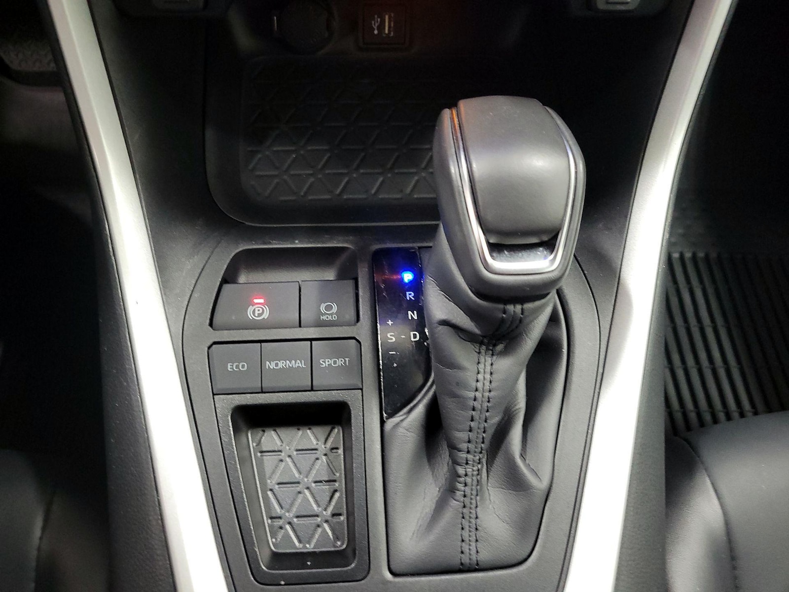 2024 Toyota RAV4 XLE Premium - Photo 16