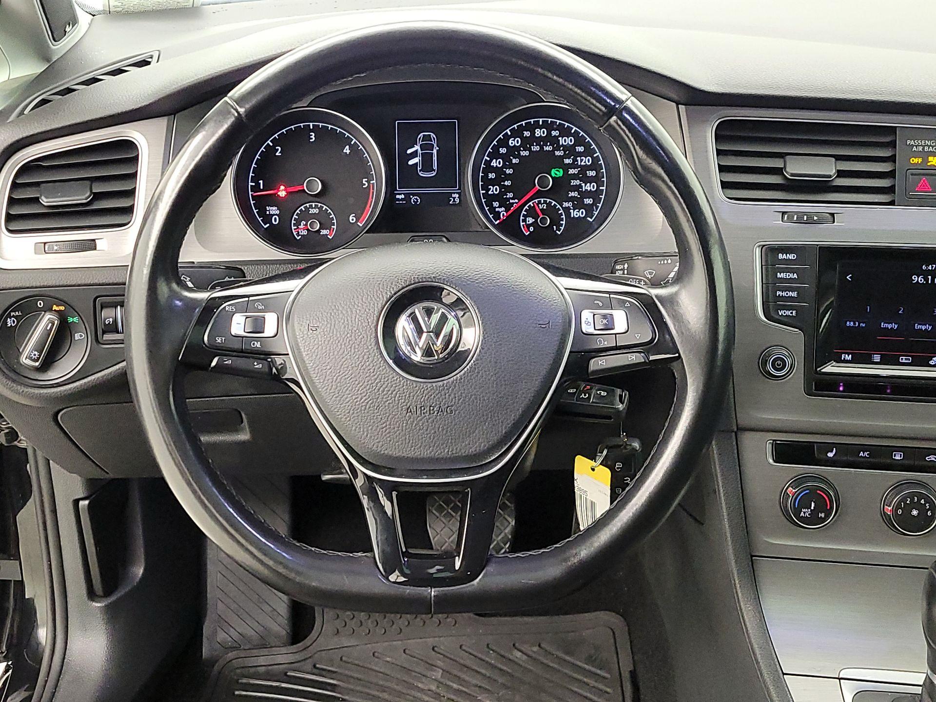 Thumbnail: 2015 Volkswagen Golf - 10