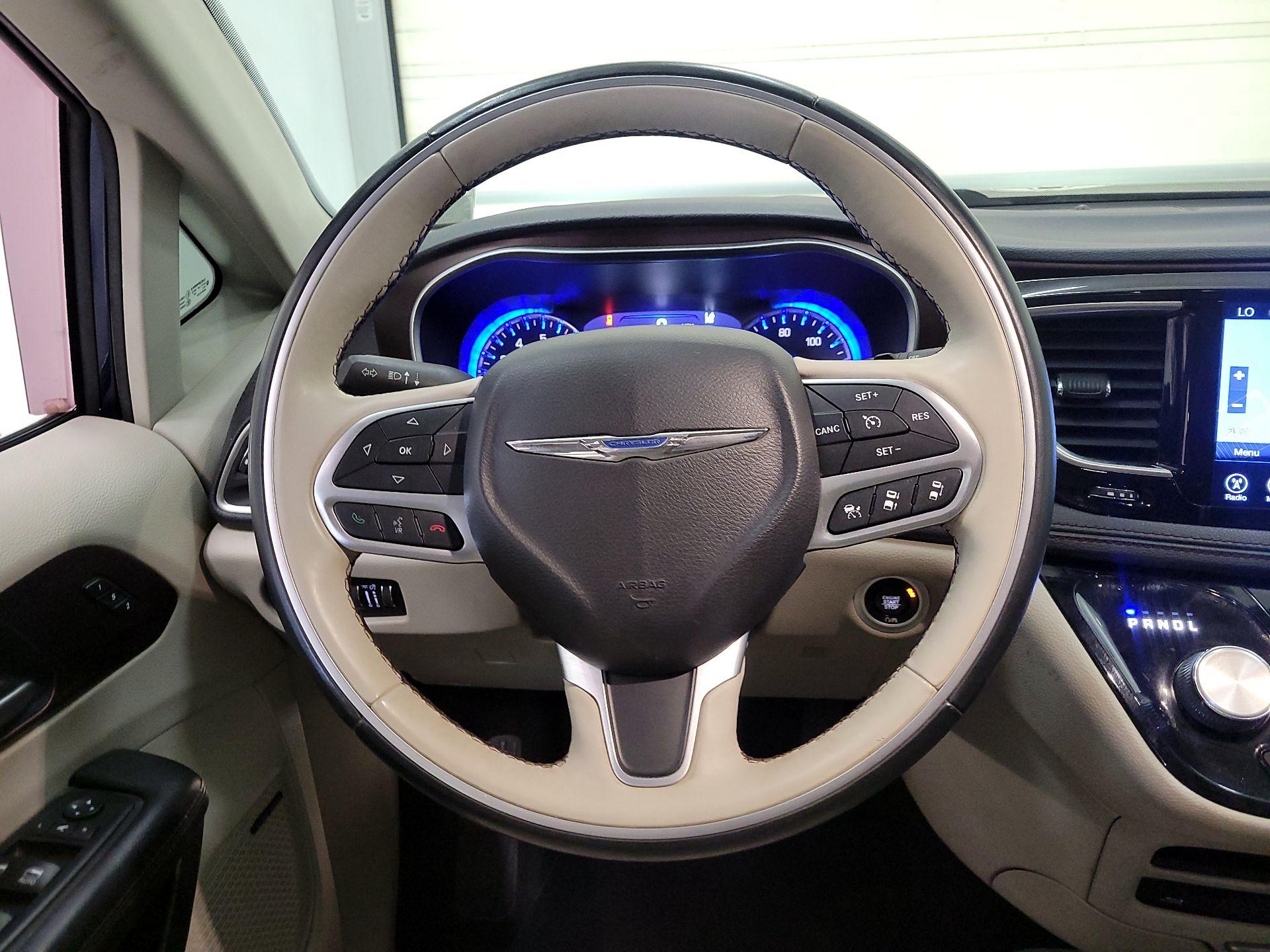 Thumbnail: 2017 Chrysler Pacifica - 10