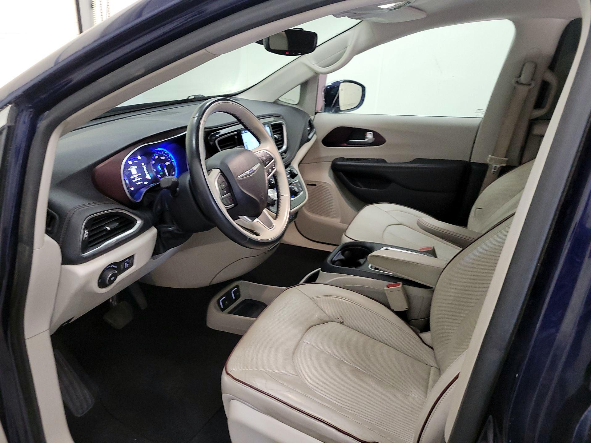 Thumbnail: 2017 Chrysler Pacifica - 11