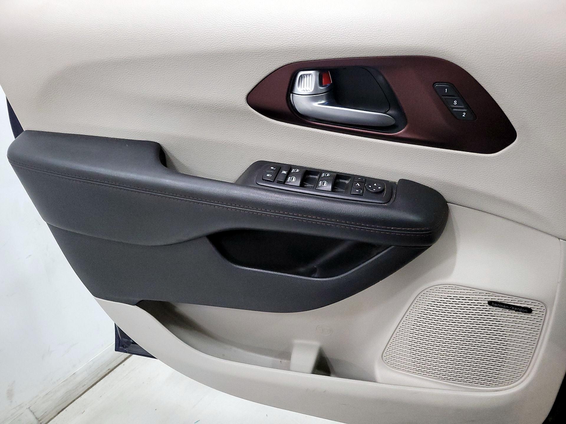 Thumbnail: 2017 Chrysler Pacifica - 12