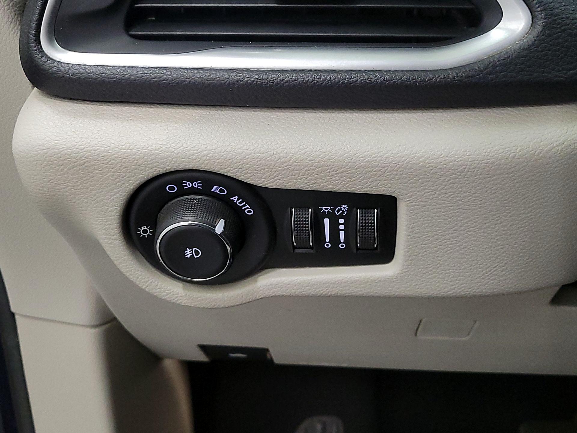 Thumbnail: 2017 Chrysler Pacifica - 13