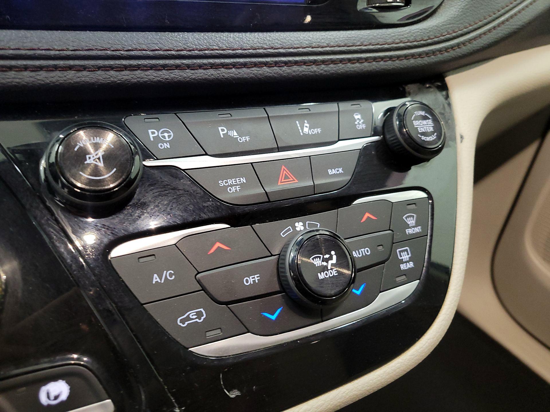 Thumbnail: 2017 Chrysler Pacifica - 17