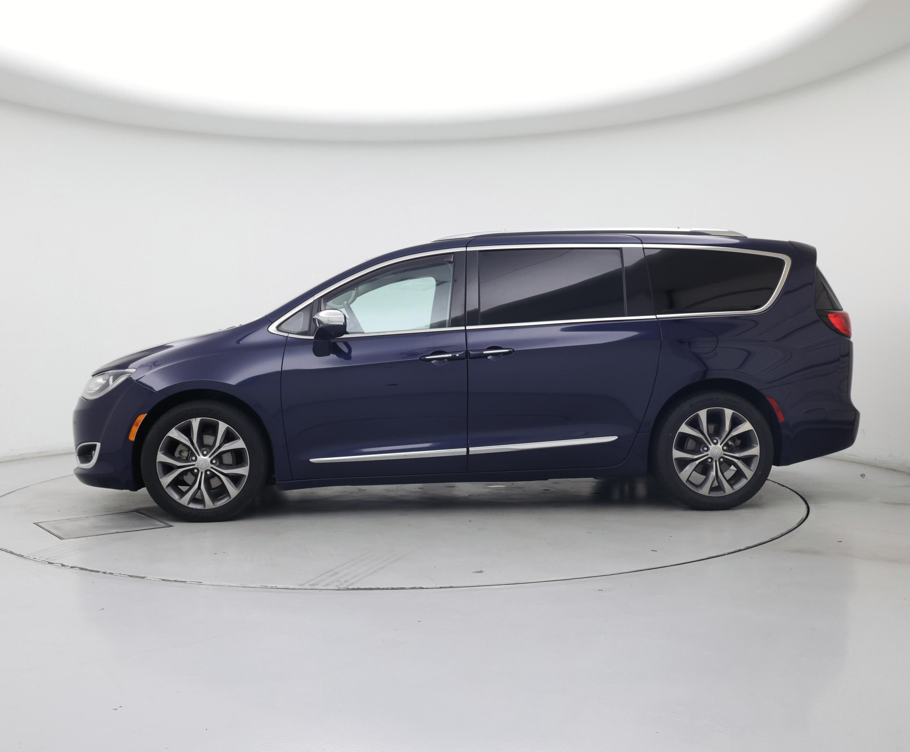 Thumbnail: 2017 Chrysler Pacifica - 3