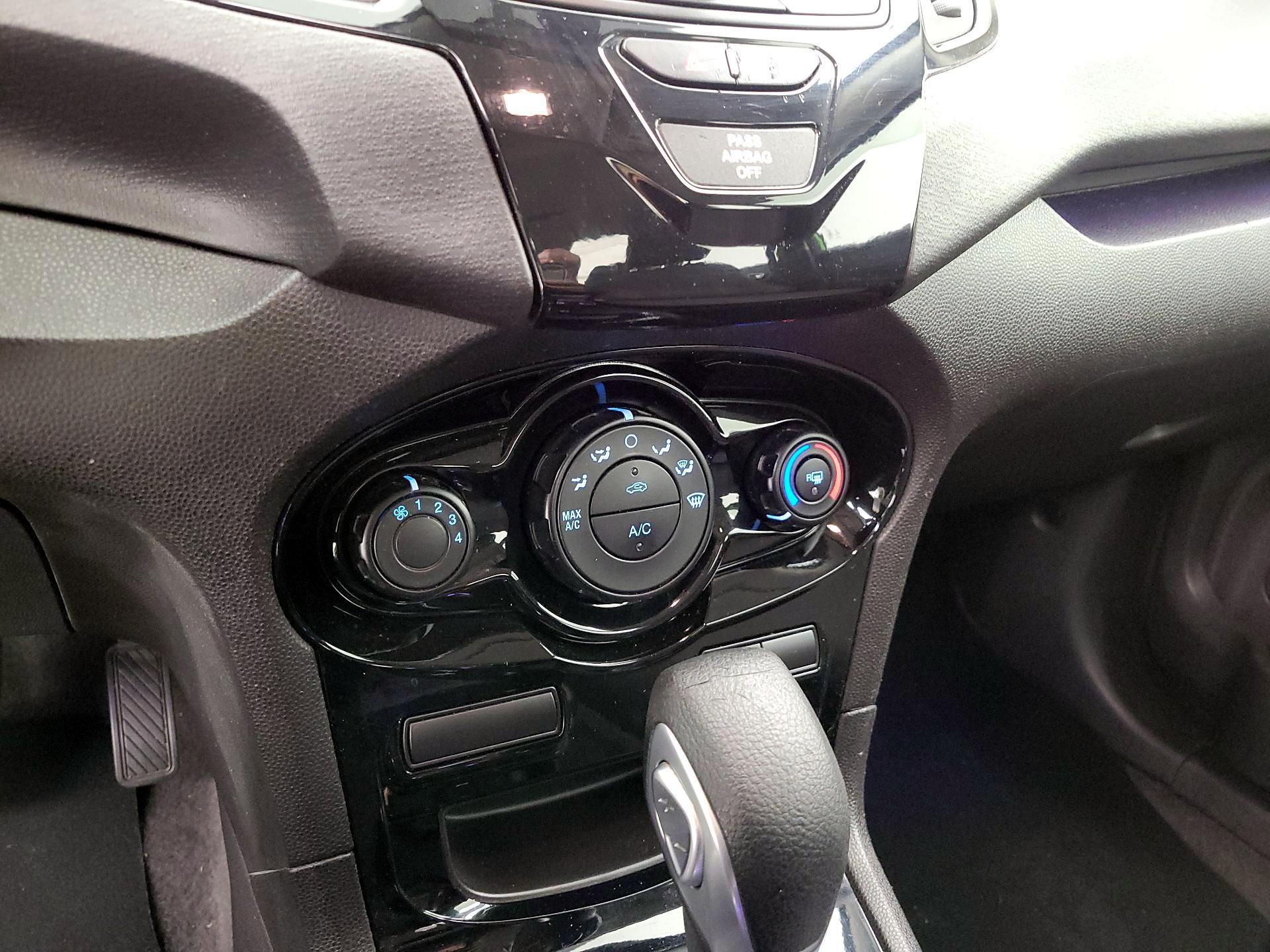 Thumbnail: 2015 Ford Fiesta - 15