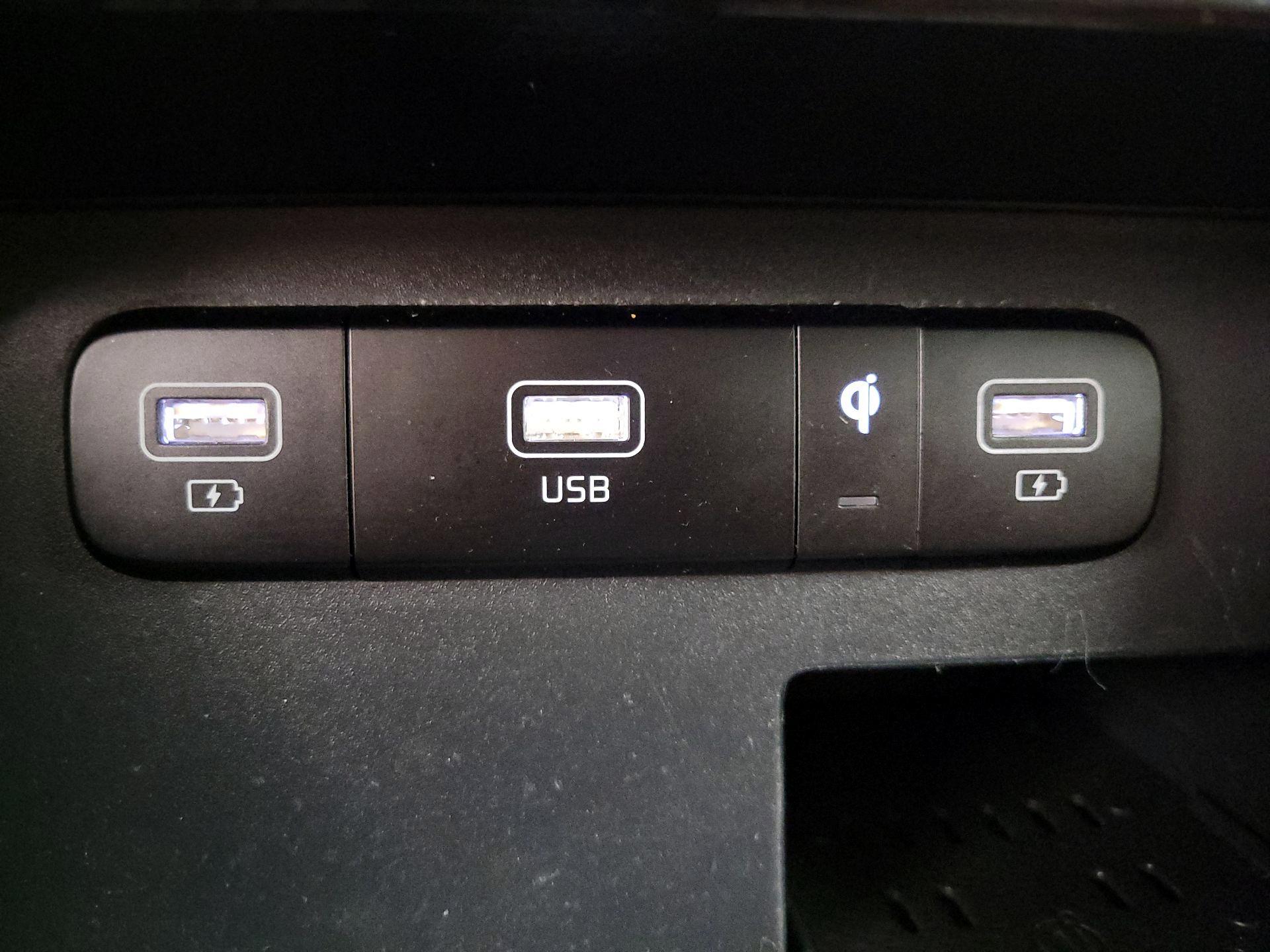 Thumbnail: 2023 Kia Carnival - 19