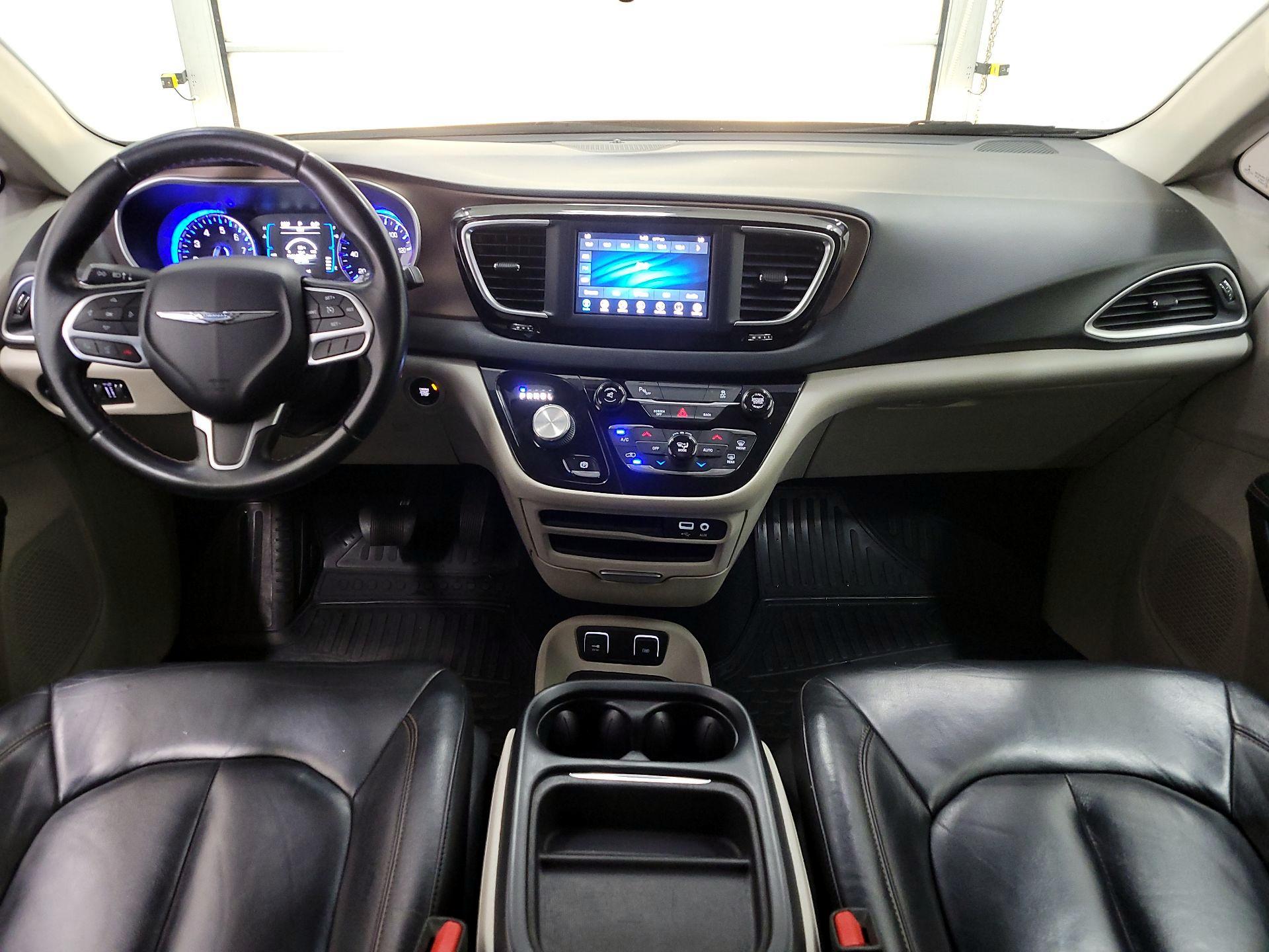 Thumbnail: 2017 Chrysler Pacifica - 9