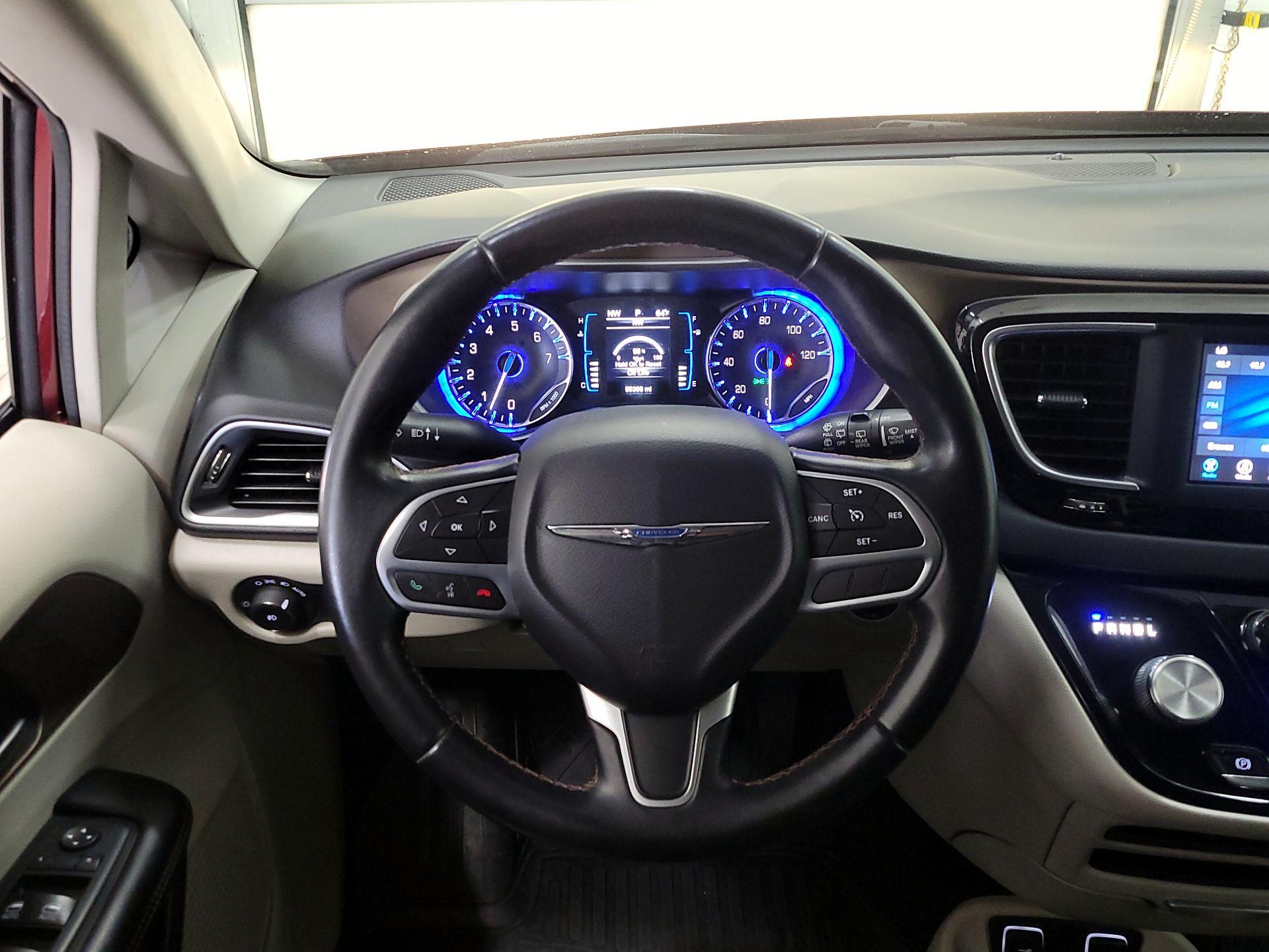 Thumbnail: 2017 Chrysler Pacifica - 10