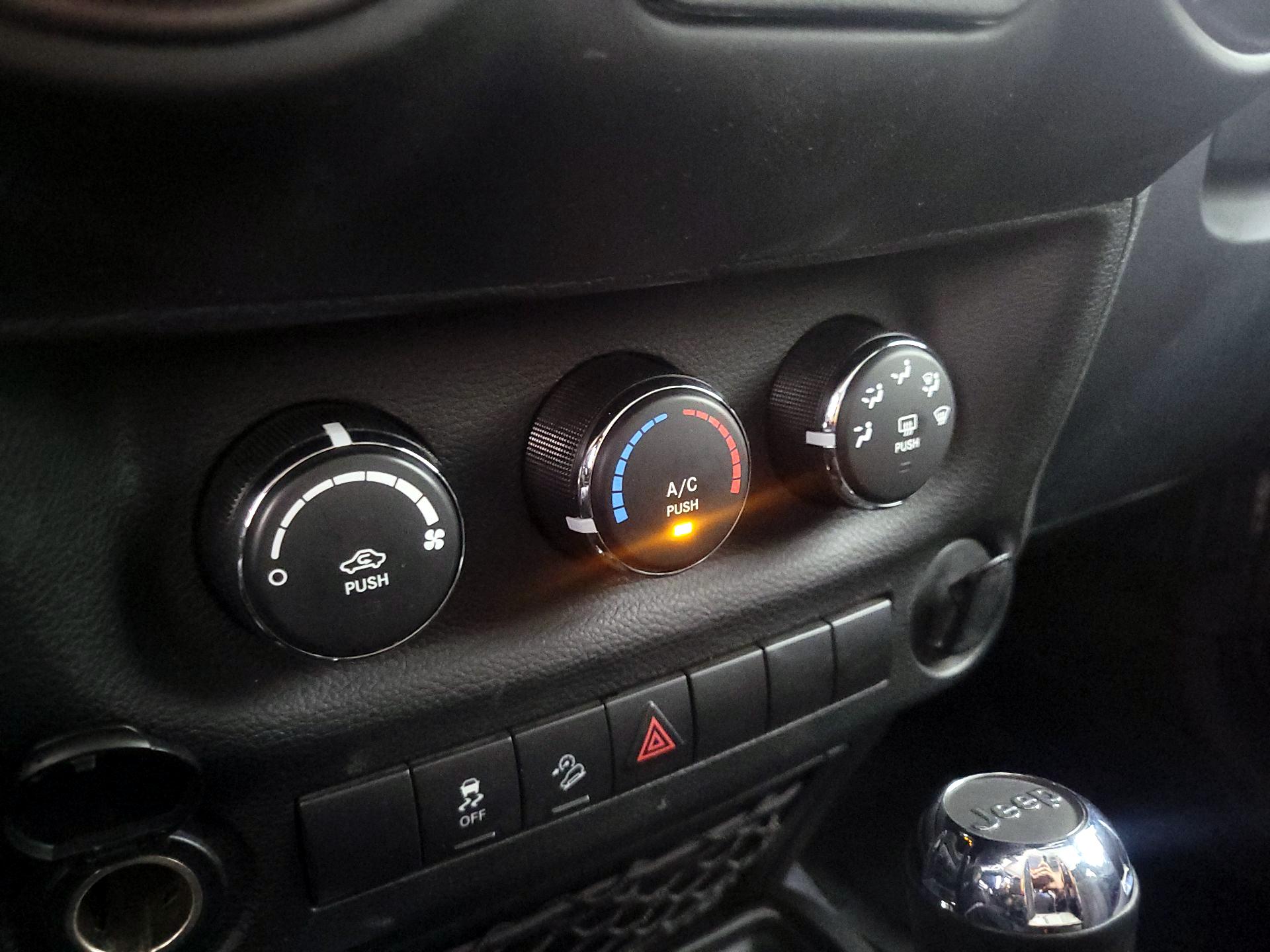 Thumbnail: 2014 Jeep Wrangler - 14