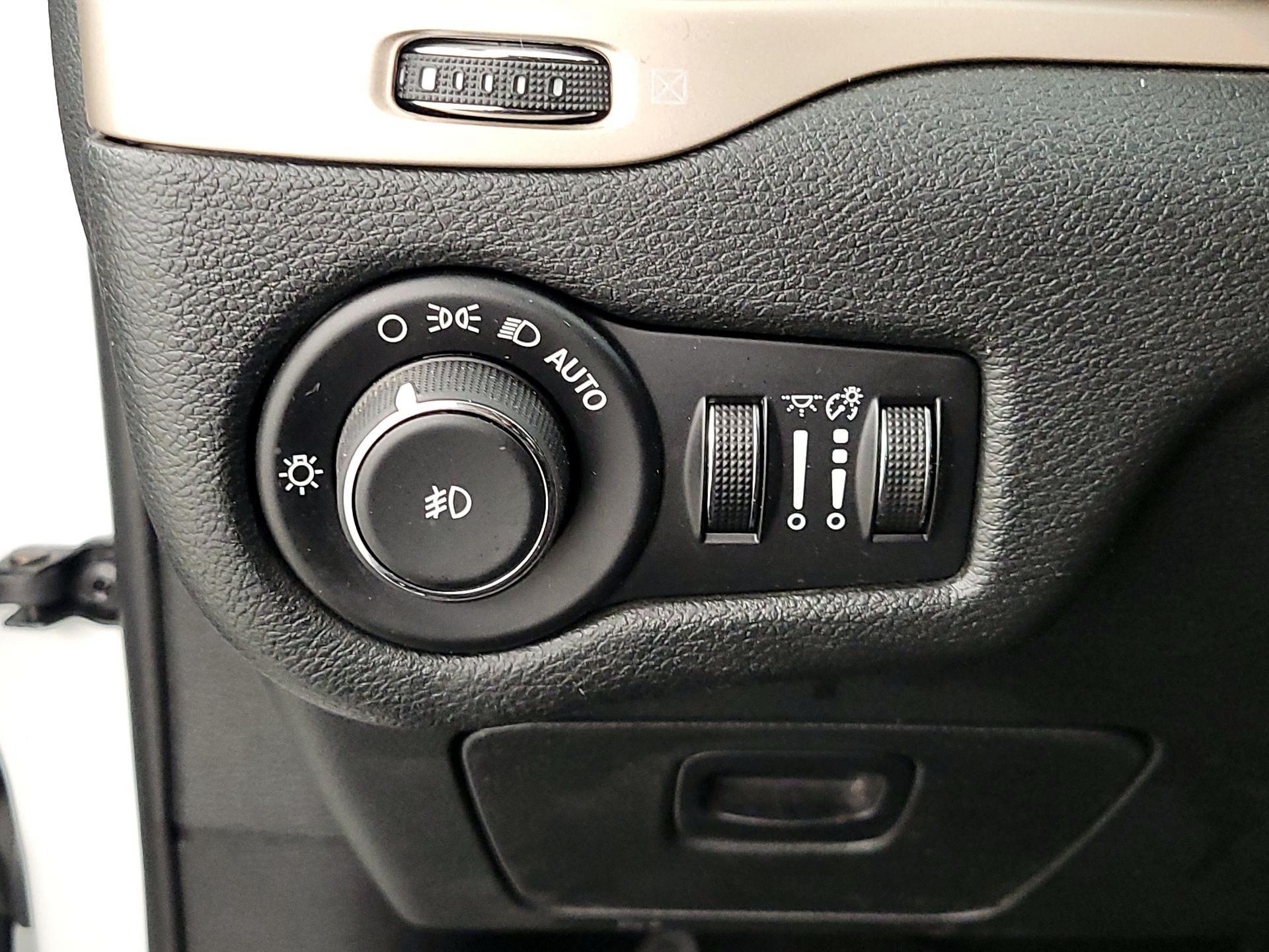 Thumbnail: 2015 Jeep Cherokee - 13