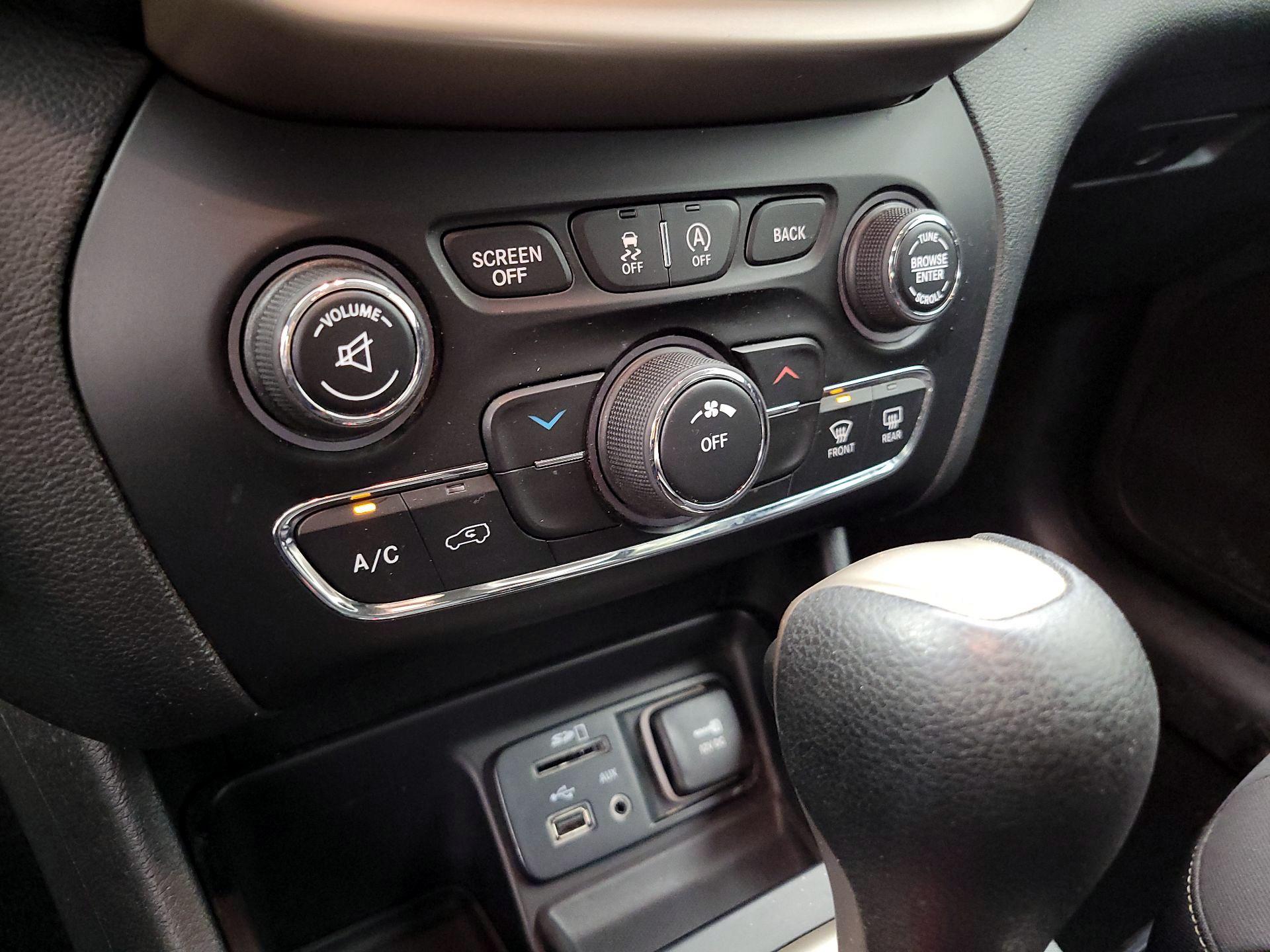 Thumbnail: 2015 Jeep Cherokee - 16