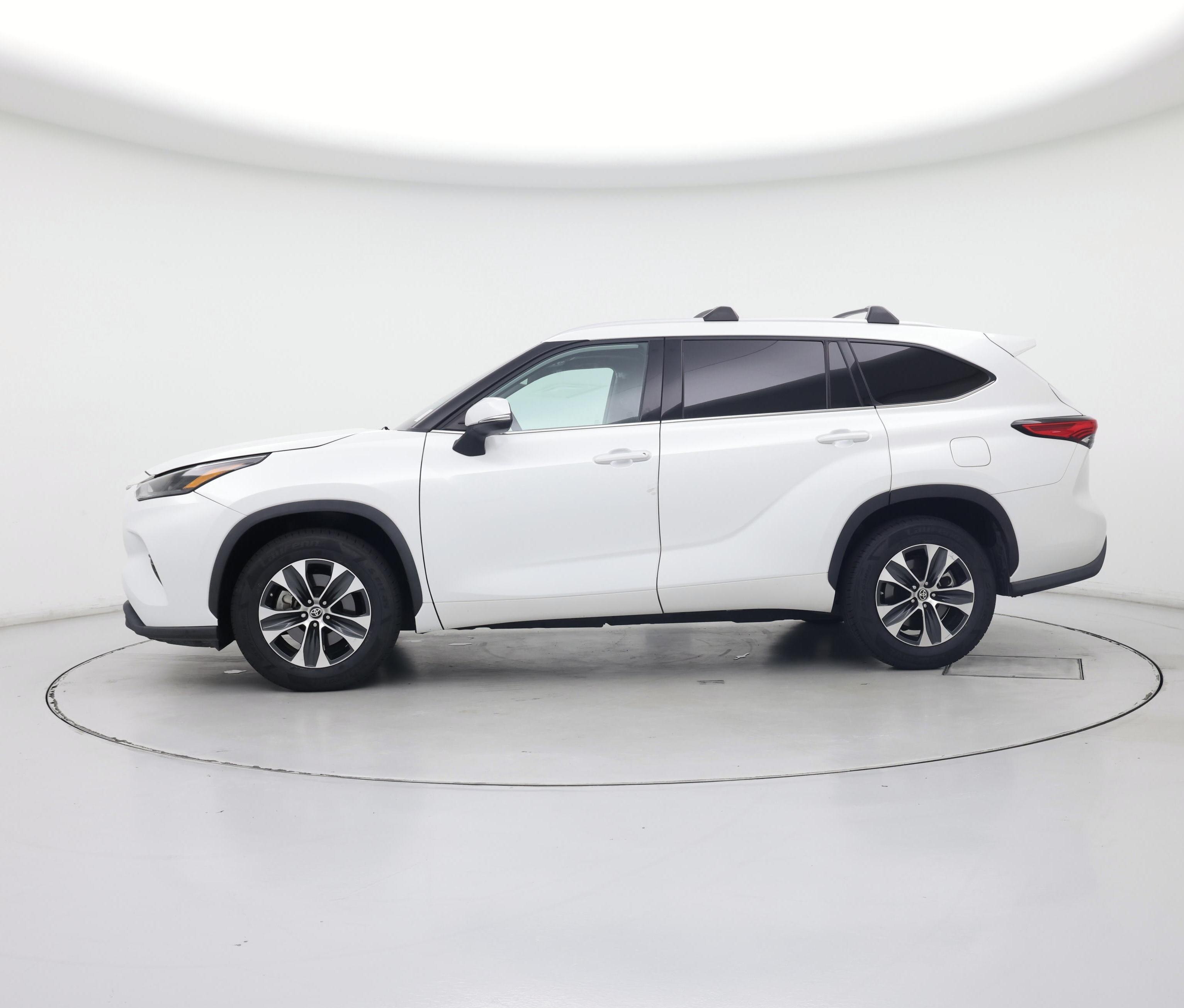 Thumbnail: 2022 Toyota Highlander - 3