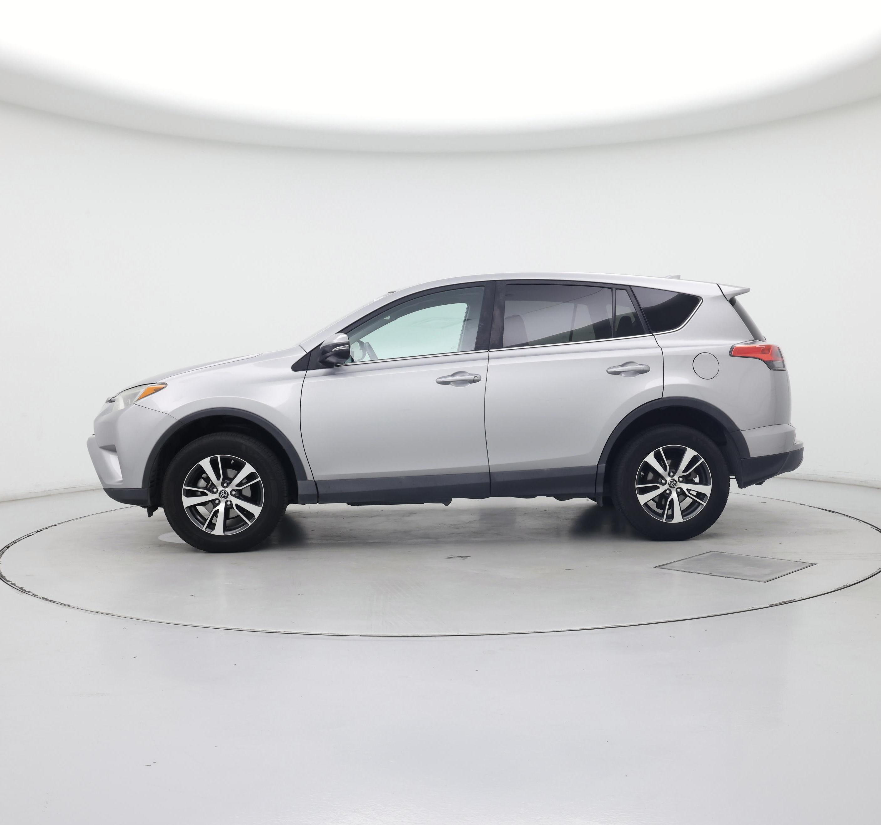 Thumbnail: 2018 Toyota RAV4 - 3