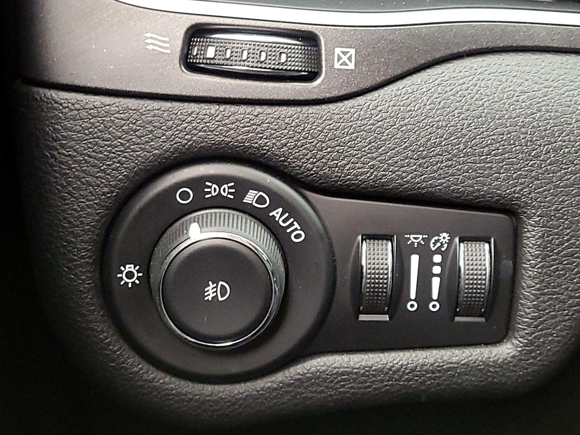 Thumbnail: 2019 Jeep Cherokee - 13