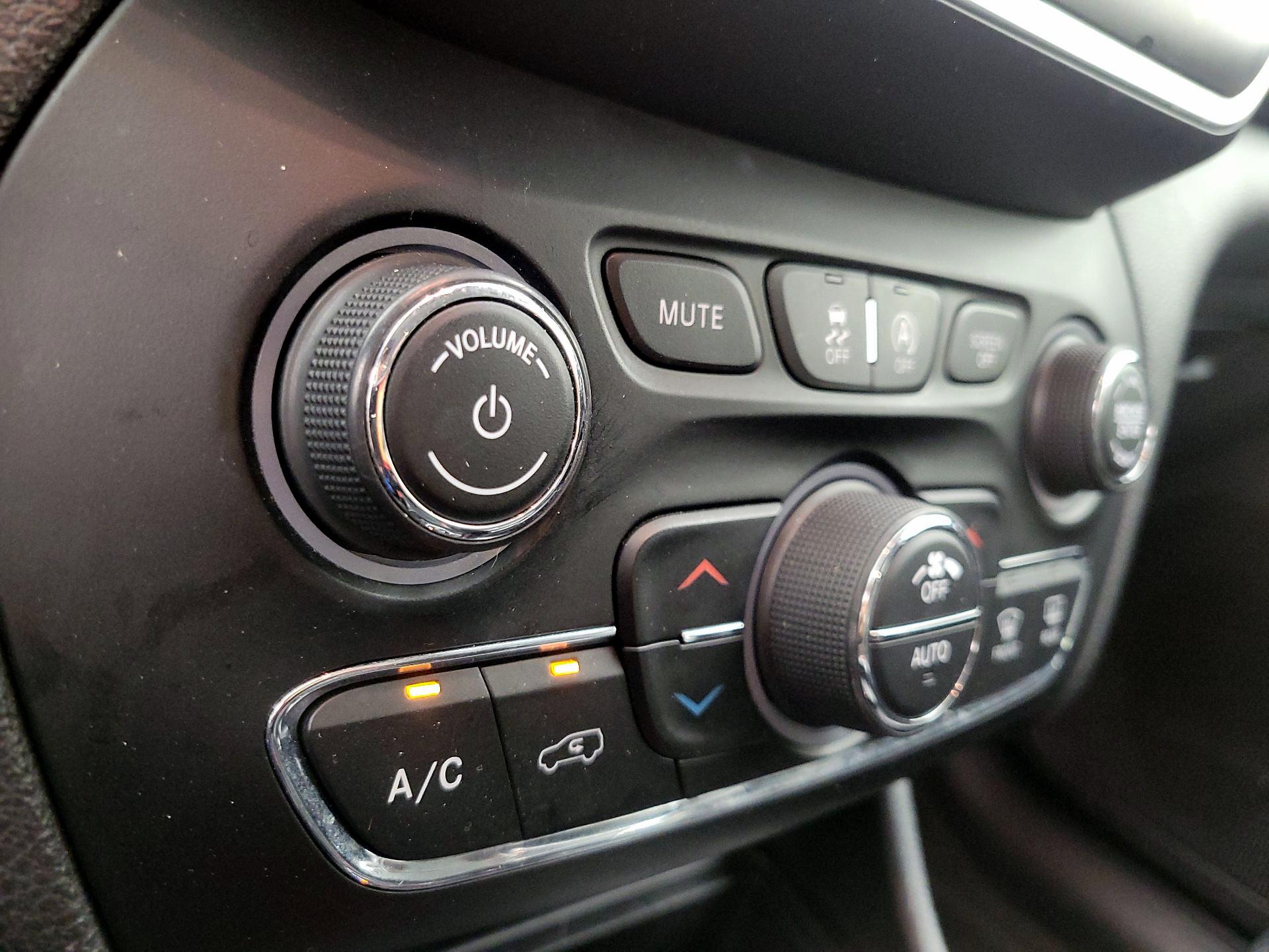 Thumbnail: 2019 Jeep Cherokee - 16