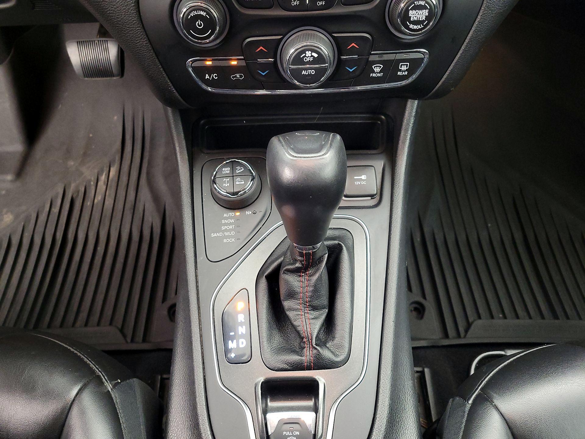 Thumbnail: 2019 Jeep Cherokee - 17